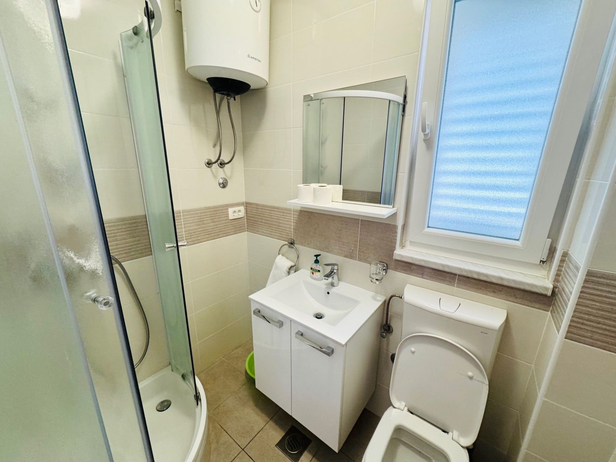 Für drei Personen-Binnen