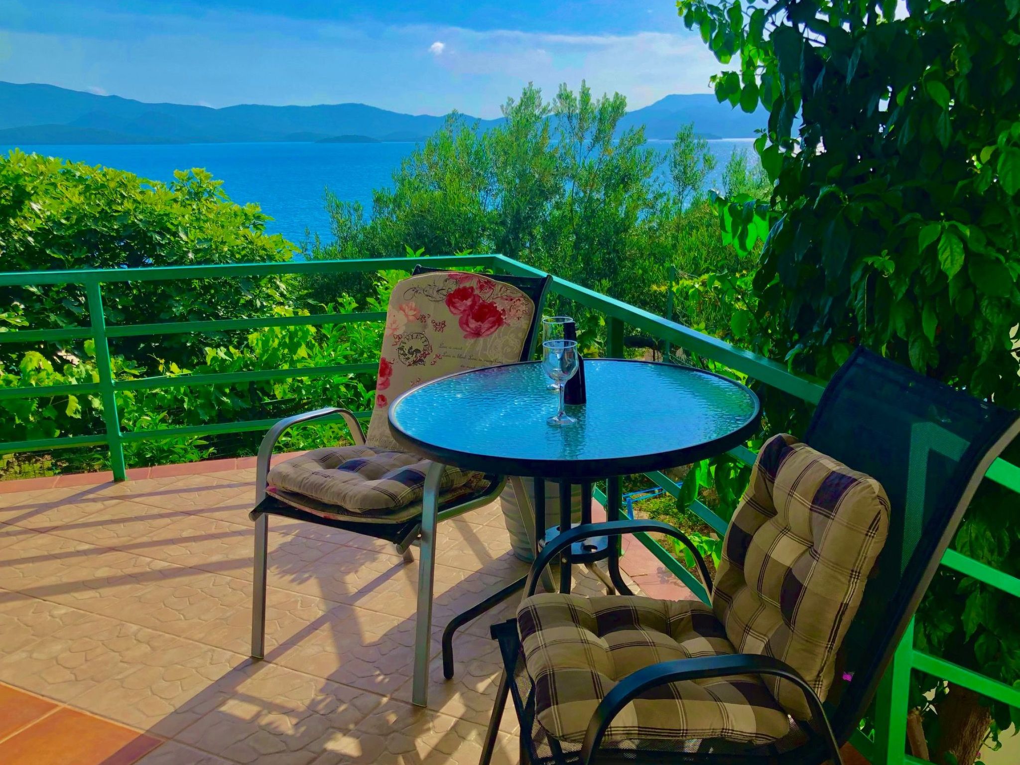 Für drei Personen-Binnen