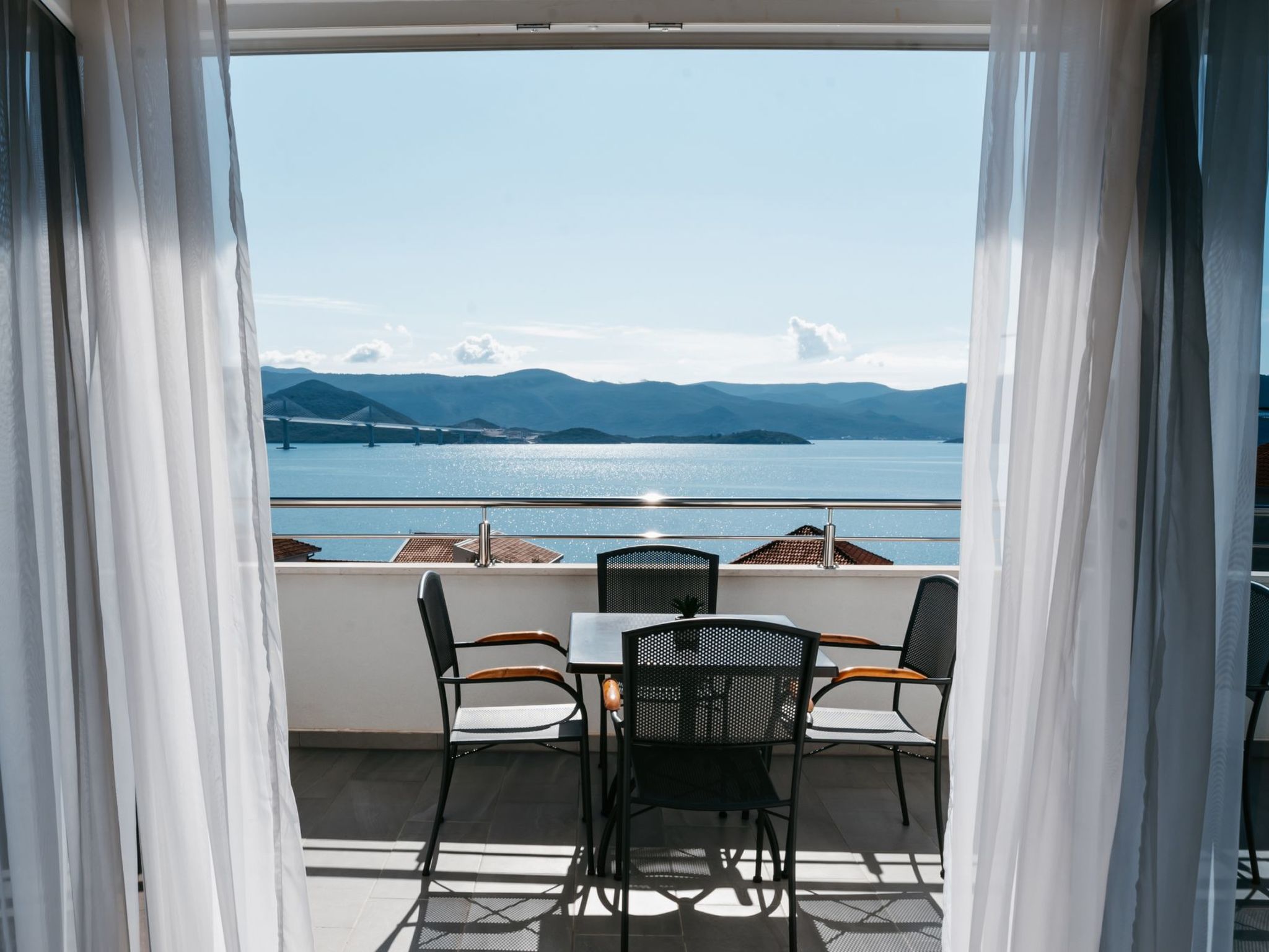 Wohnung mit Blick auf das Wasser-Image-tags.info