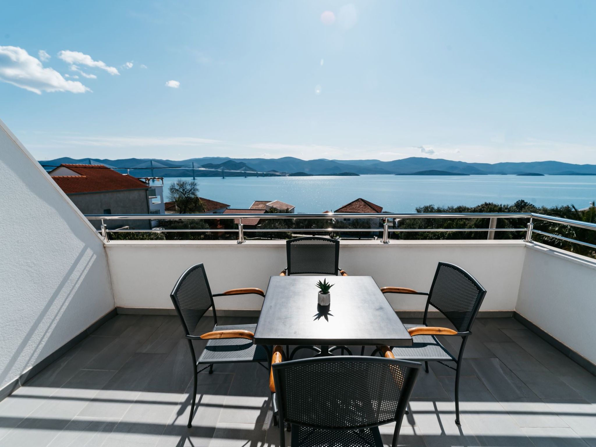 Wohnung mit Blick auf das Wasser-Image-tags.info