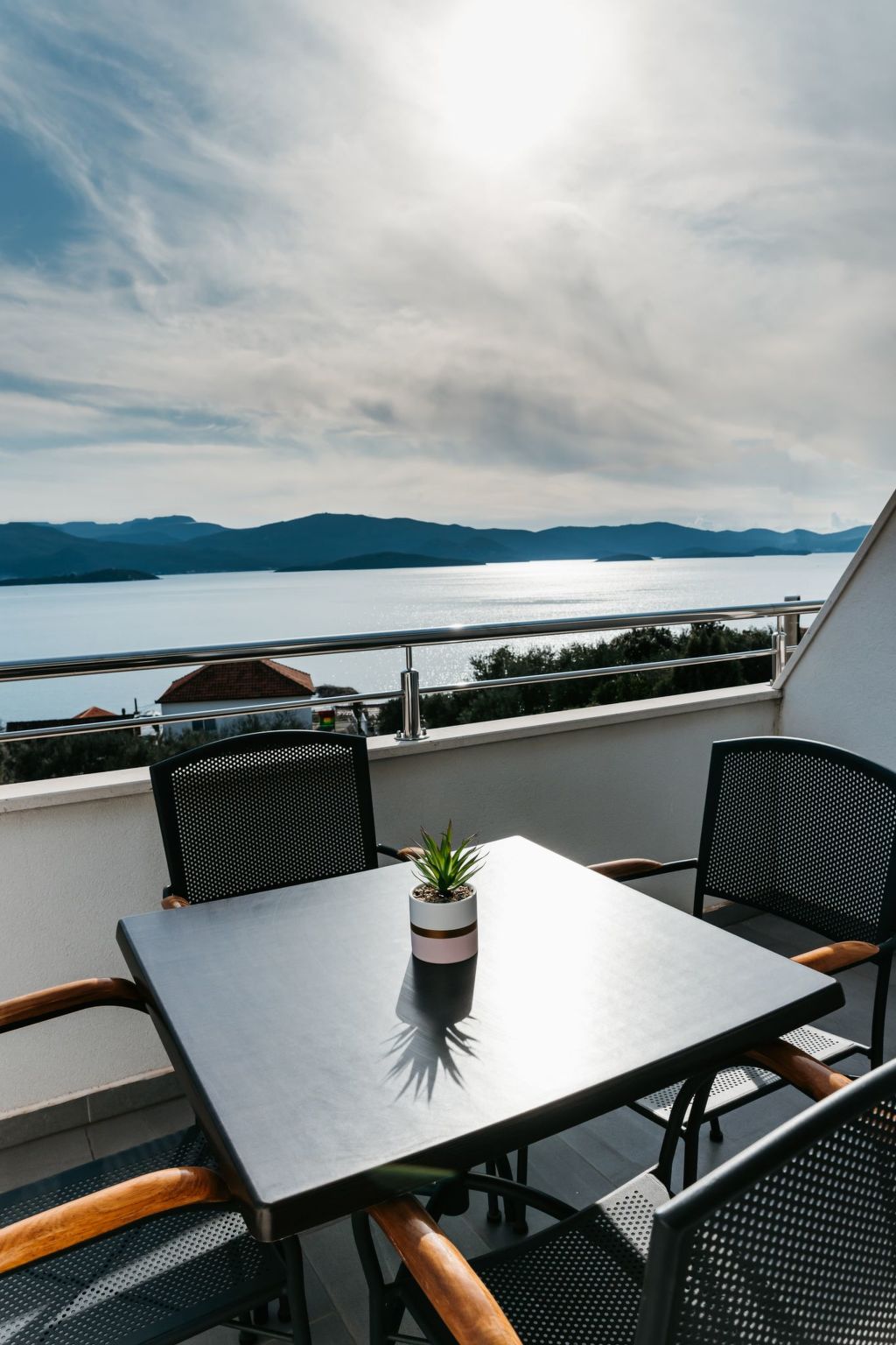 "Gray" mit Blick auf das Wasser-Image-tags.info