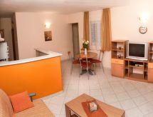 Modern eingerichtete Ferienwohnung orange