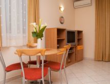 Modern eingerichtete Ferienwohnung orange