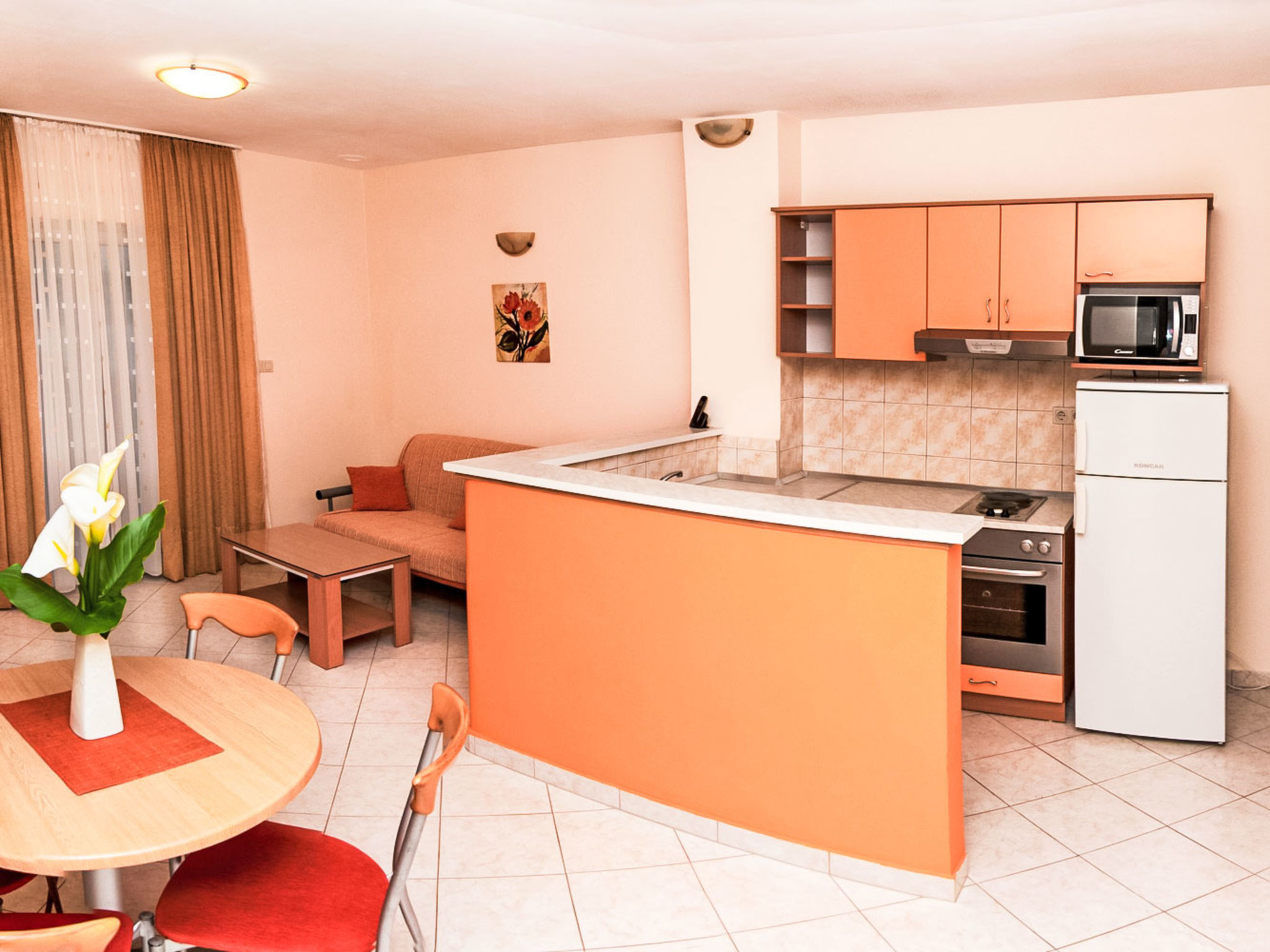 Modern eingerichtete Ferienwohnung orange