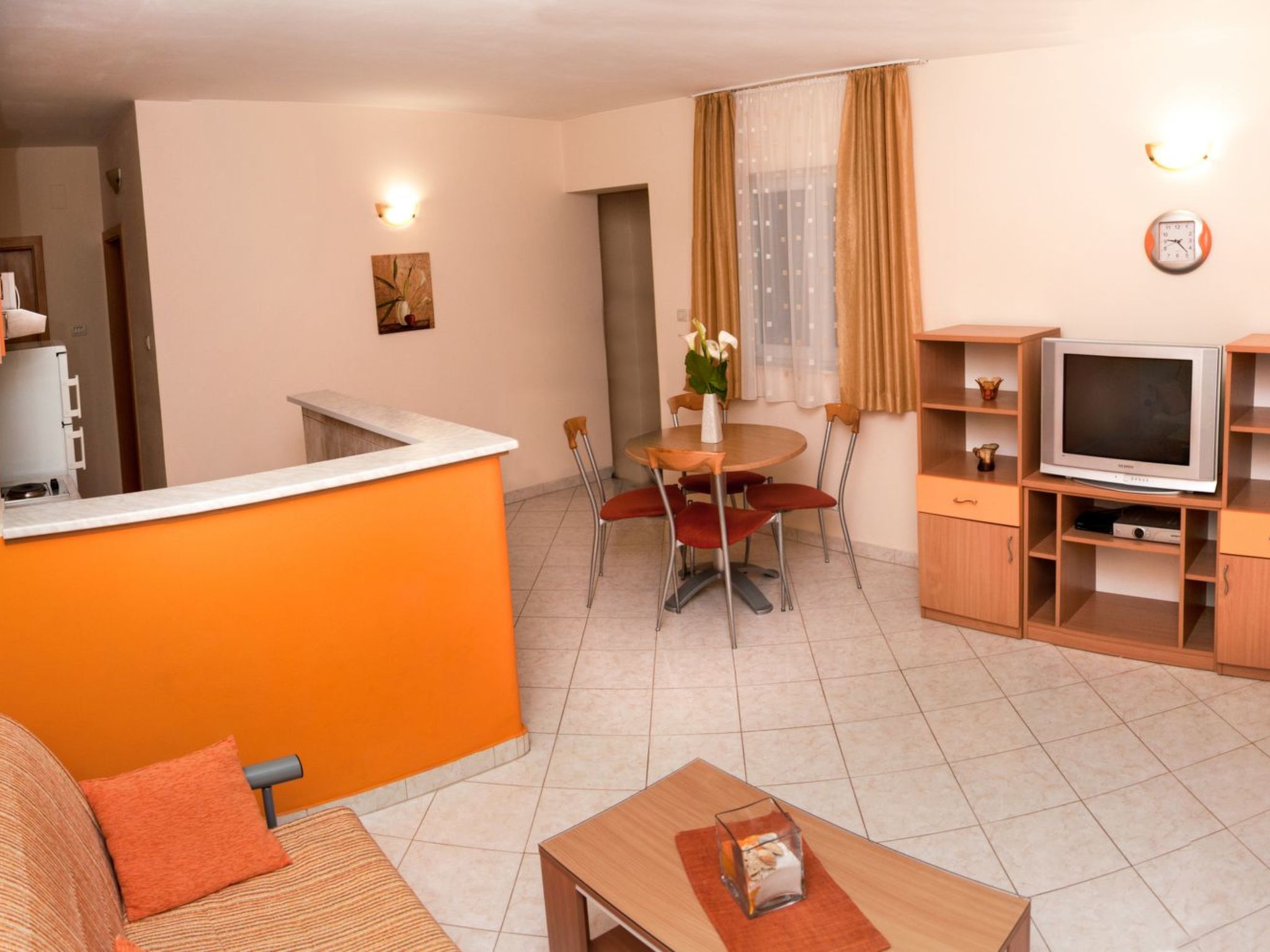 Modern eingerichtete Ferienwohnung orange