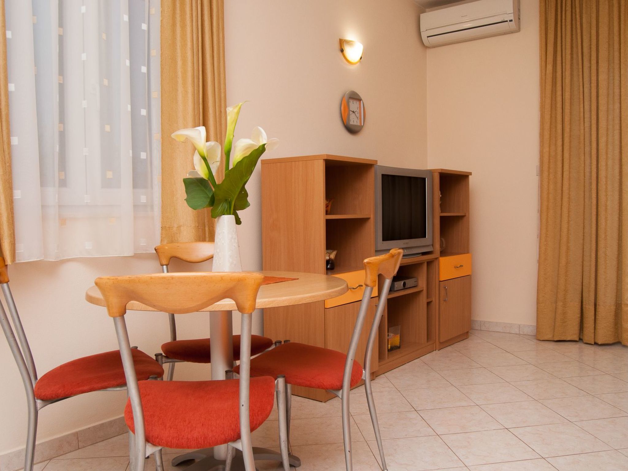 Modern eingerichtete Ferienwohnung orange