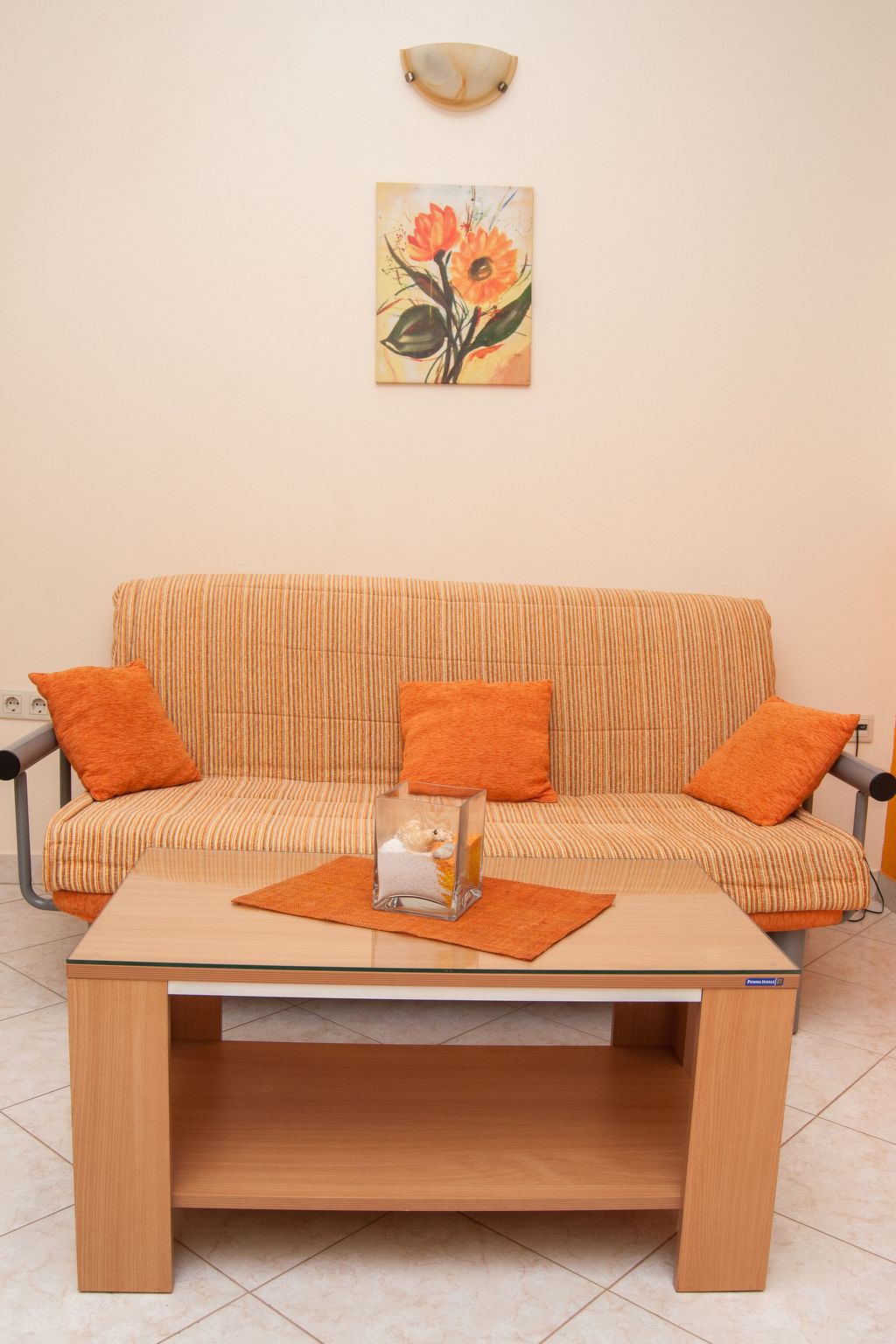 Modern eingerichtete Ferienwohnung orange-Image-tags.info