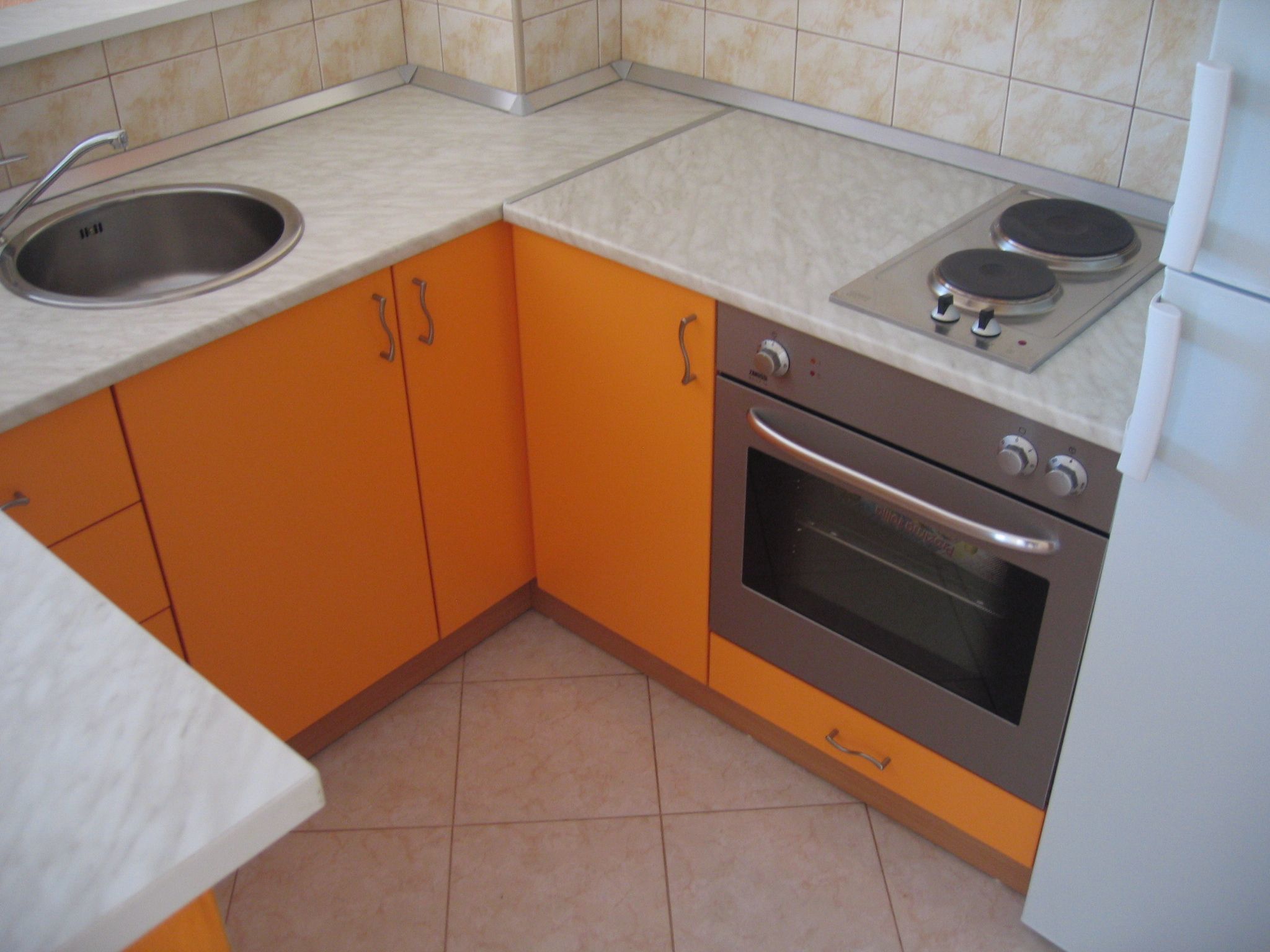 Modern eingerichtete Ferienwohnung orange-Image-tags.info