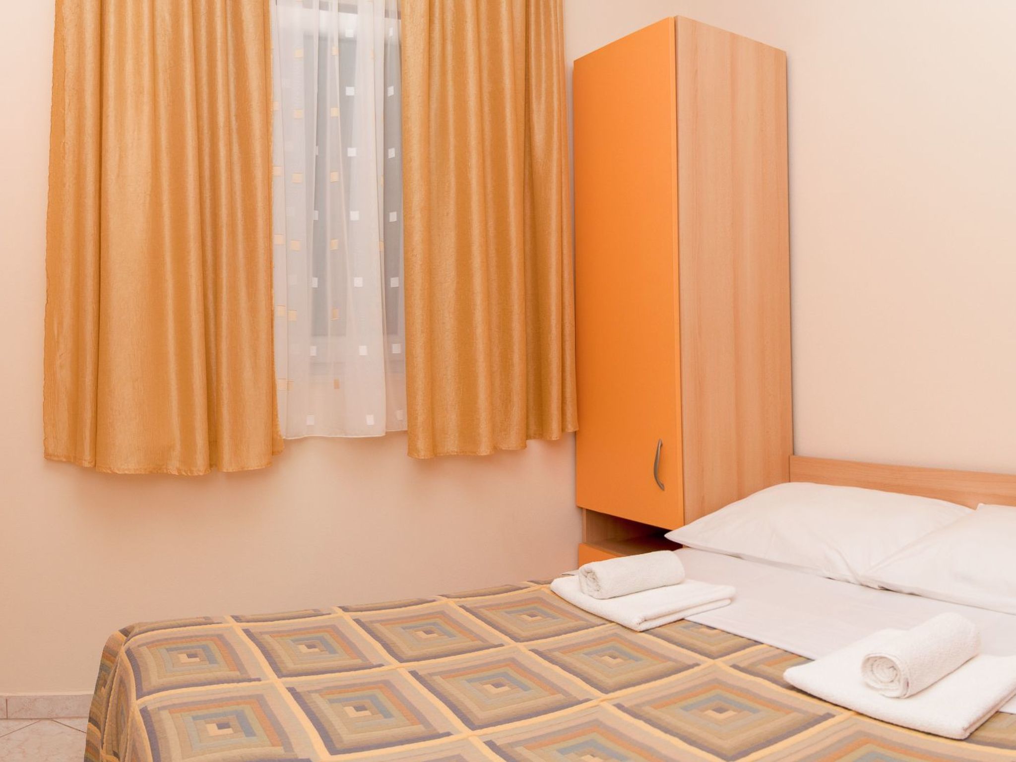 Modern eingerichtete Ferienwohnung orange-Image-tags.info