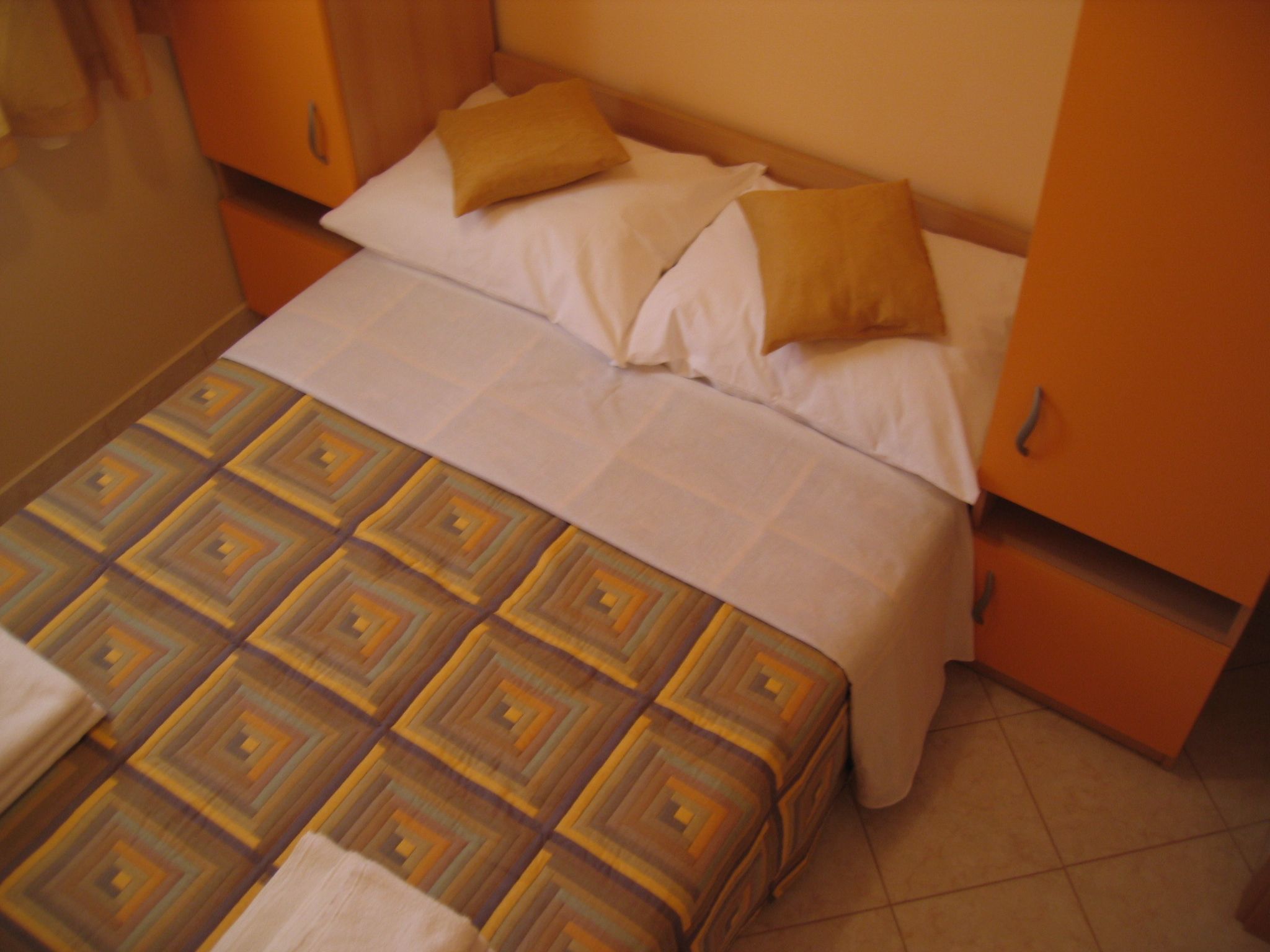 Modern eingerichtete Ferienwohnung orange-Image-tags.info