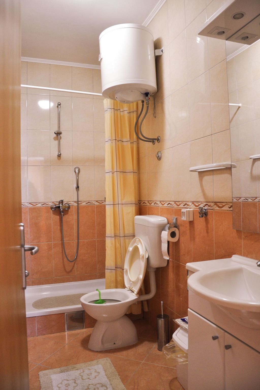 Modern eingerichtete Ferienwohnung orange-Image-tags.info