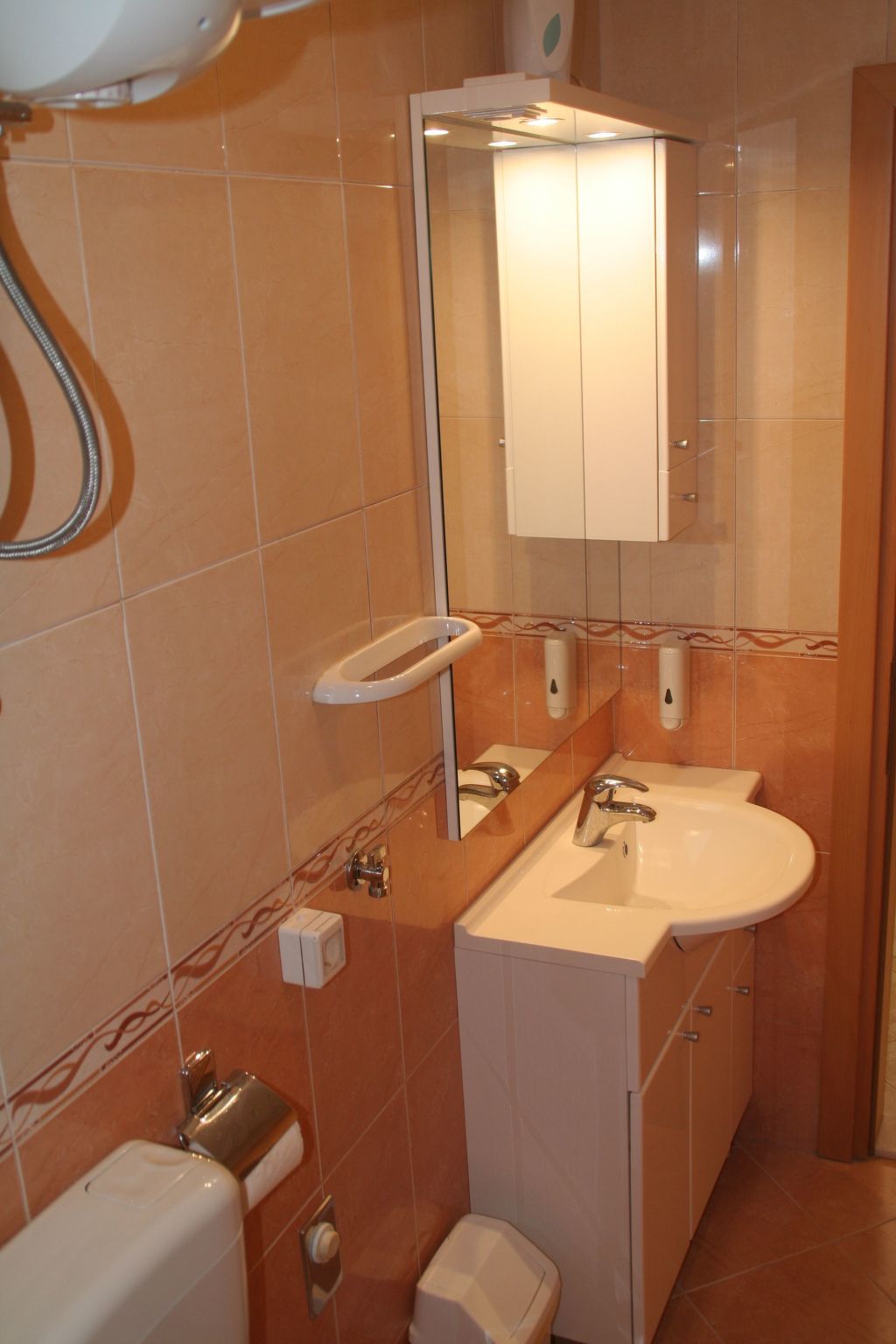 Modern eingerichtete Ferienwohnung orange-Image-tags.info