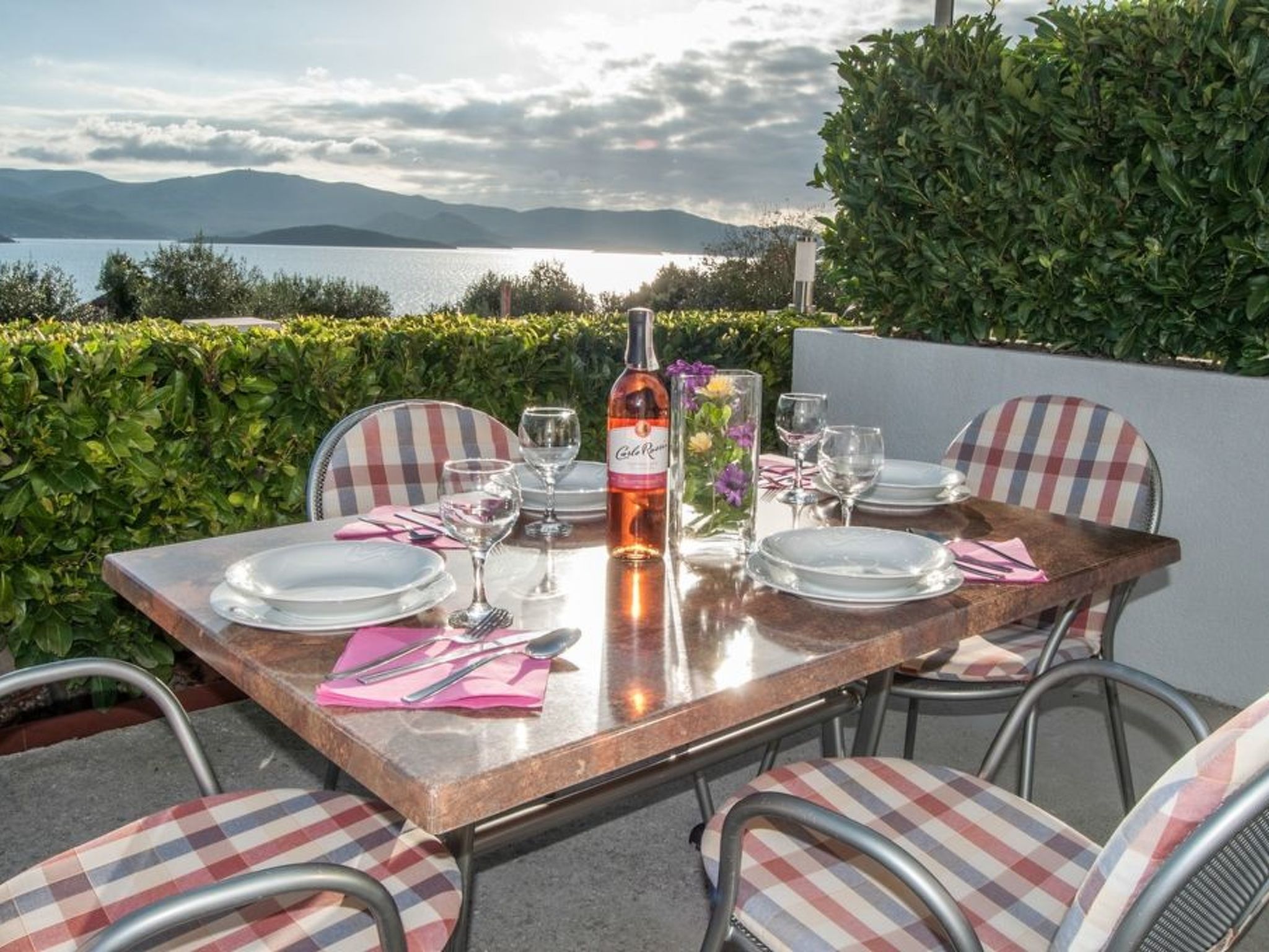 Modern eingerichtete Ferienwohnung orange-Image-tags.info