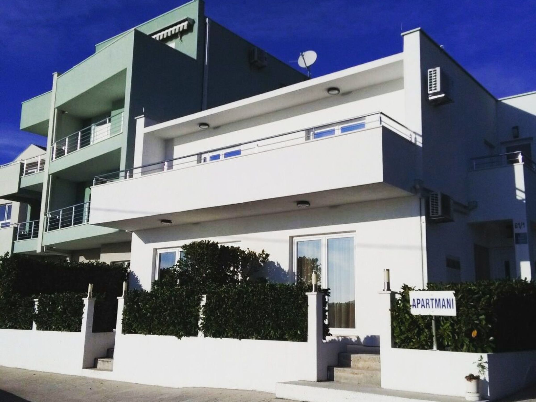 Modern eingerichtete Ferienwohnung orange-Image-tags.info