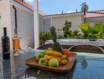 Suartini Viganj mit einem Jakuzzi