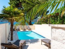 Suartini Viganj mit einem Pool