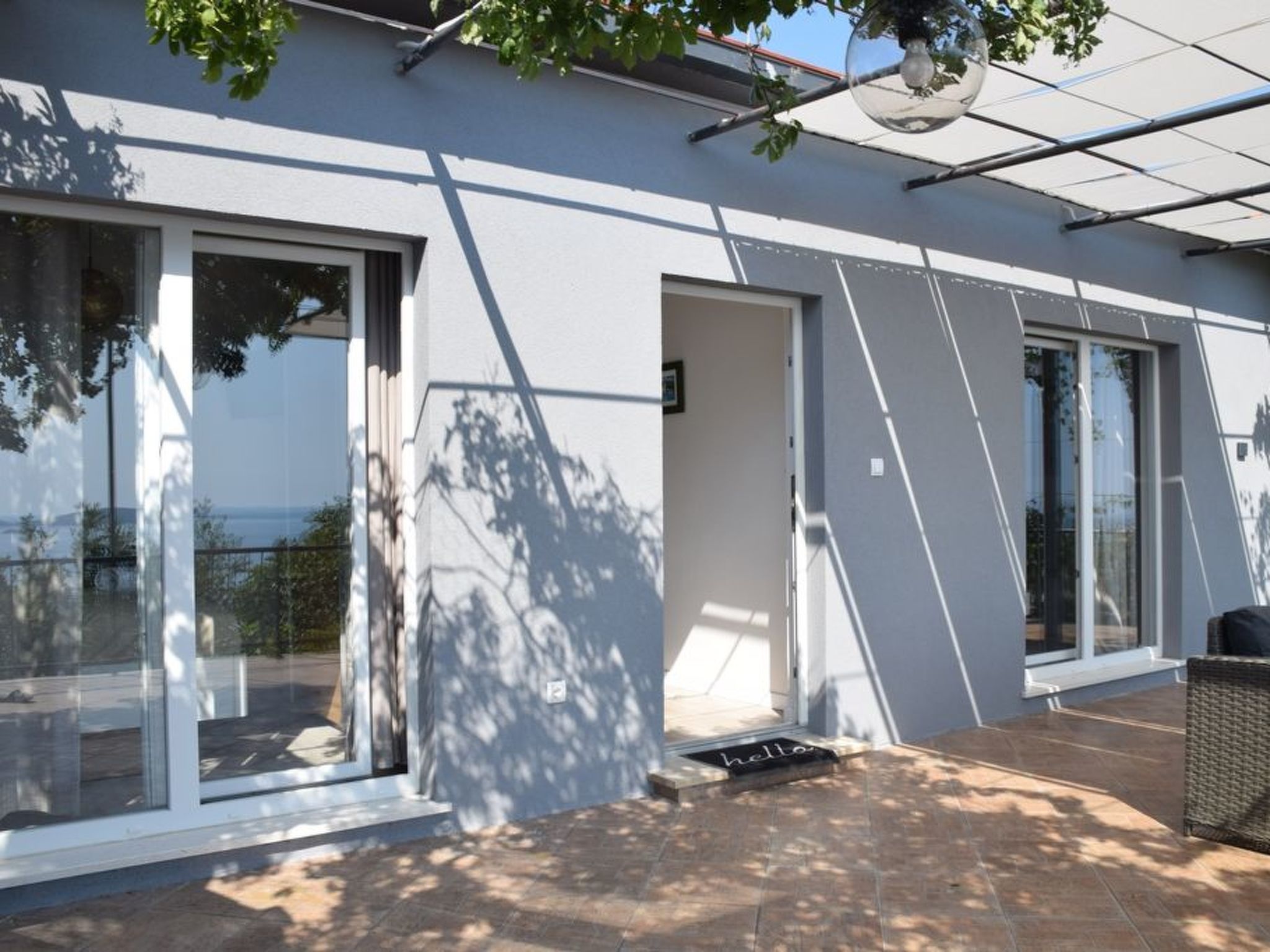 Mit Blick auf das Wasser