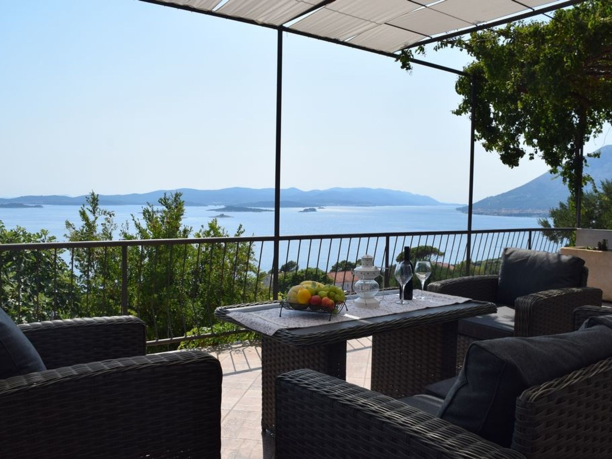 Mit Blick auf das Wasser-Drinnen