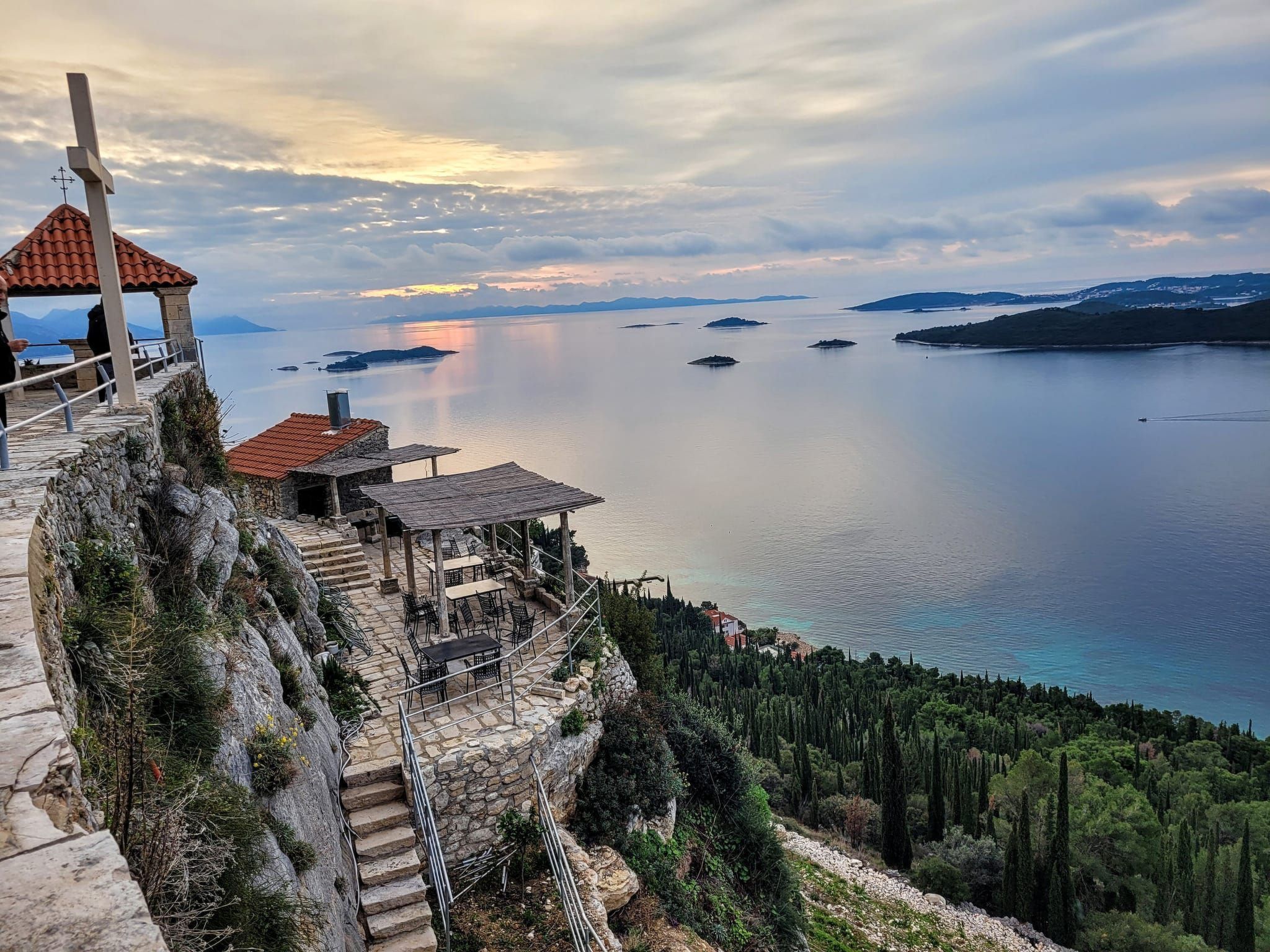Mit Blick auf das Wasser-Draußen
