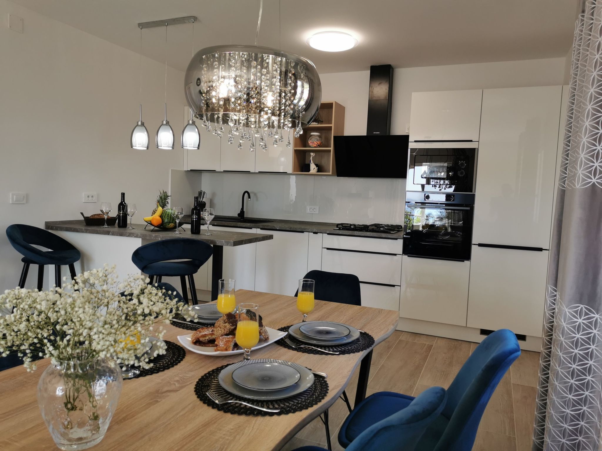 Mit Blick auf das Wasser-Drinnen