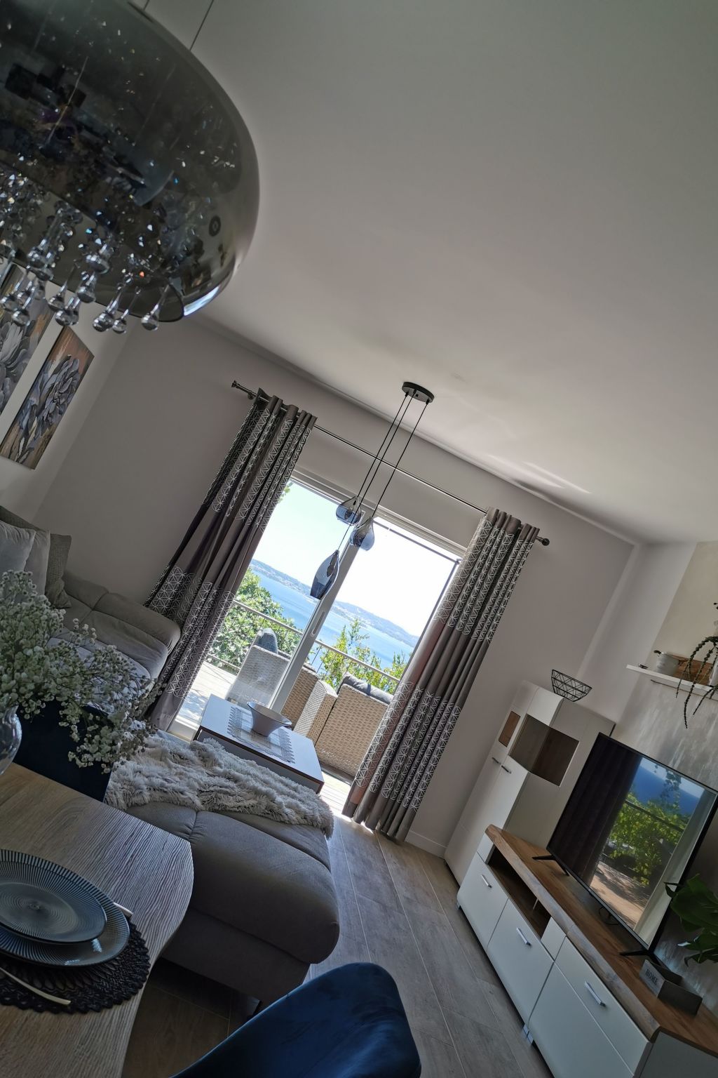 Mit Blick auf das Wasser-Drinnen