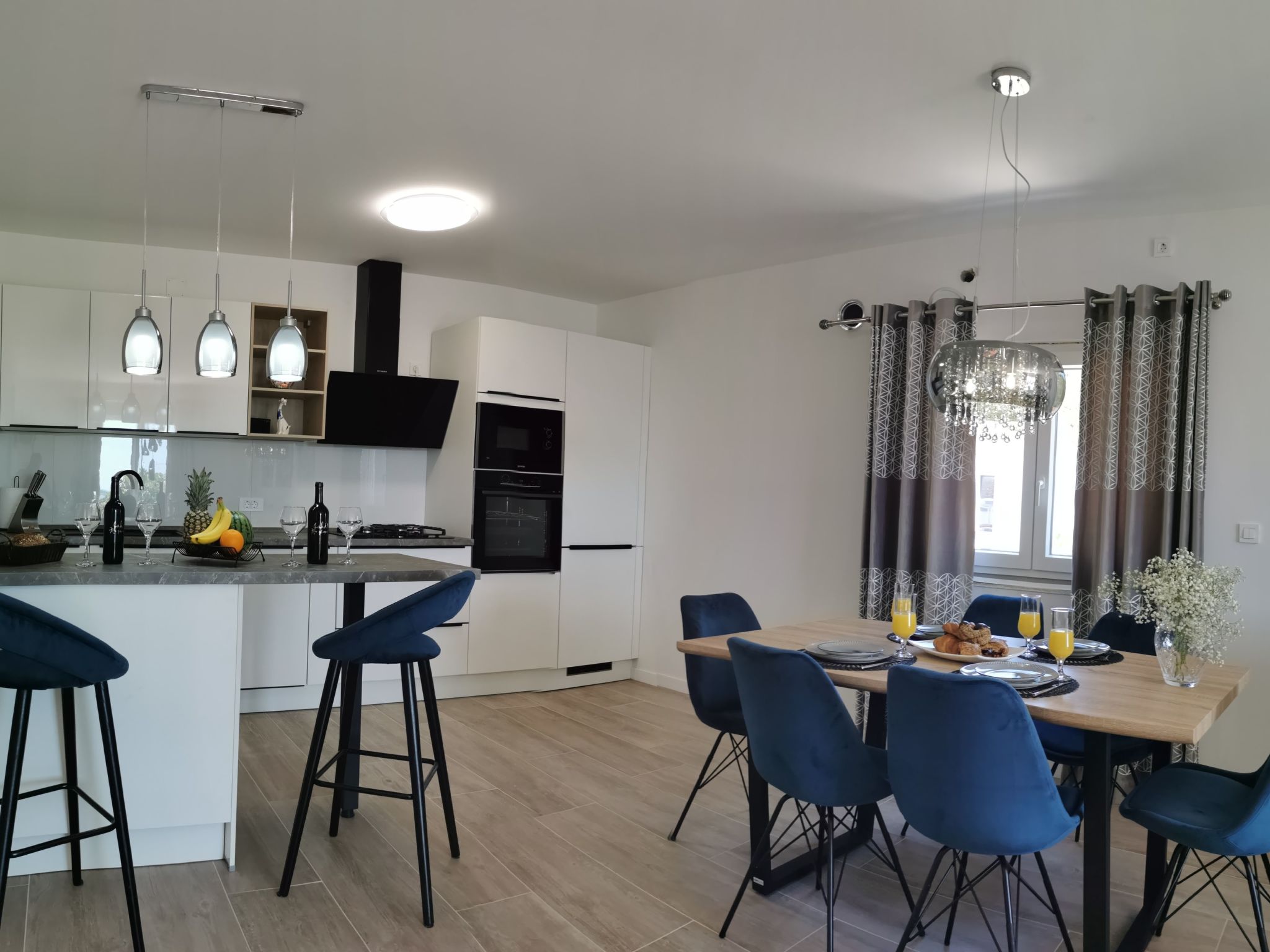 Mit Blick auf das Wasser-Drinnen