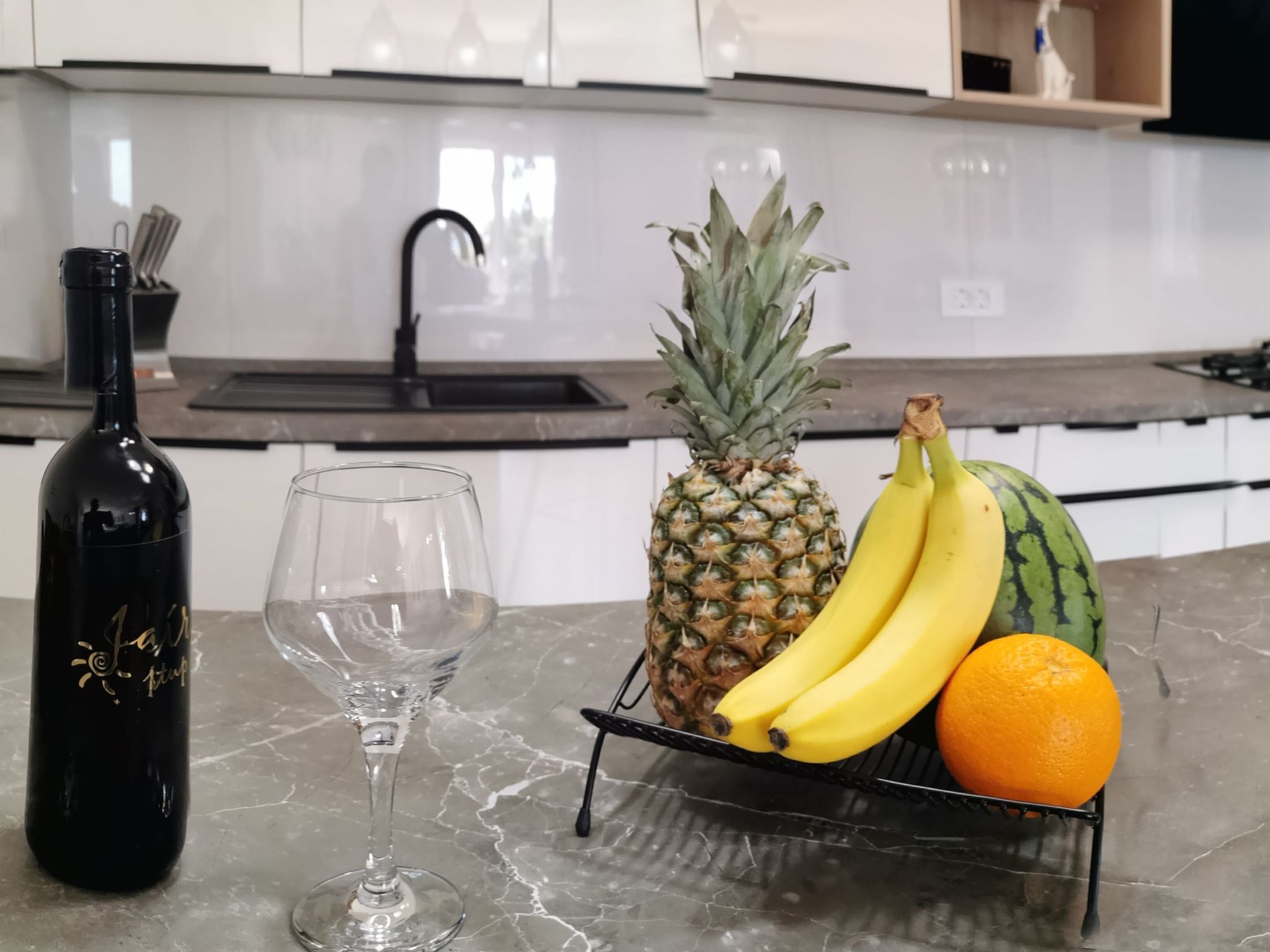 Mit Blick auf das Wasser-Drinnen