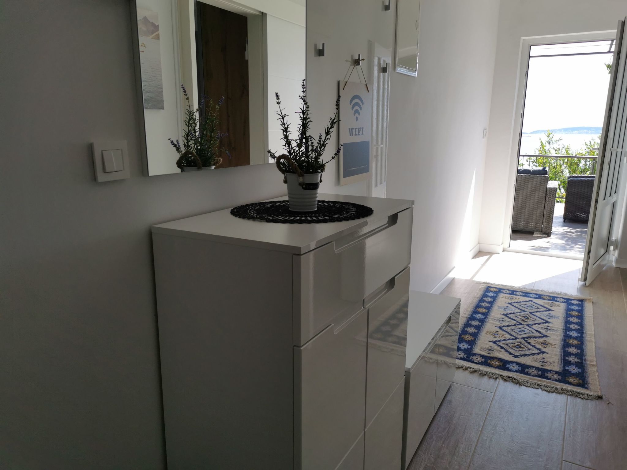 Mit Blick auf das Wasser-Drinnen