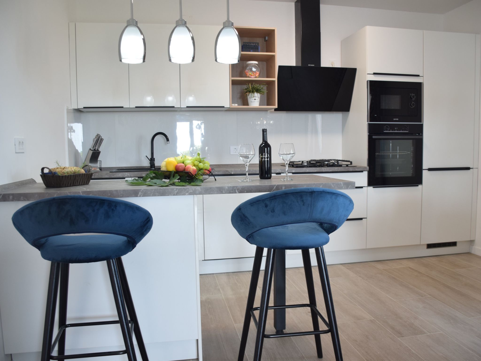 Mit Blick auf das Wasser-Drinnen