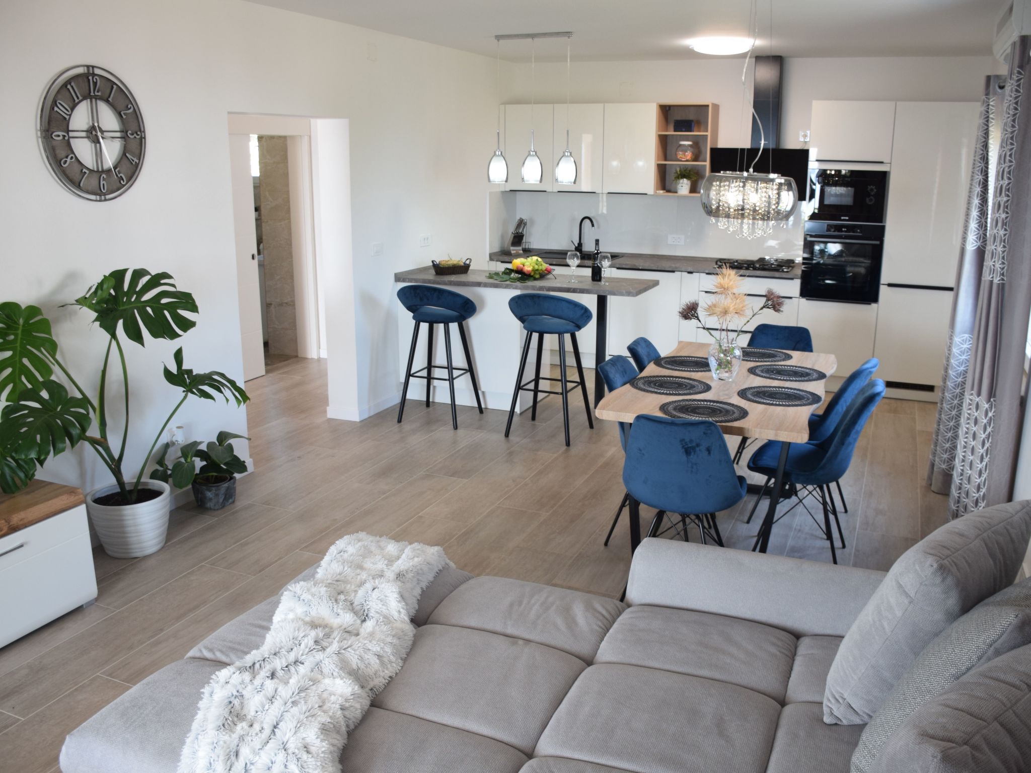 Mit Blick auf das Wasser-Drinnen