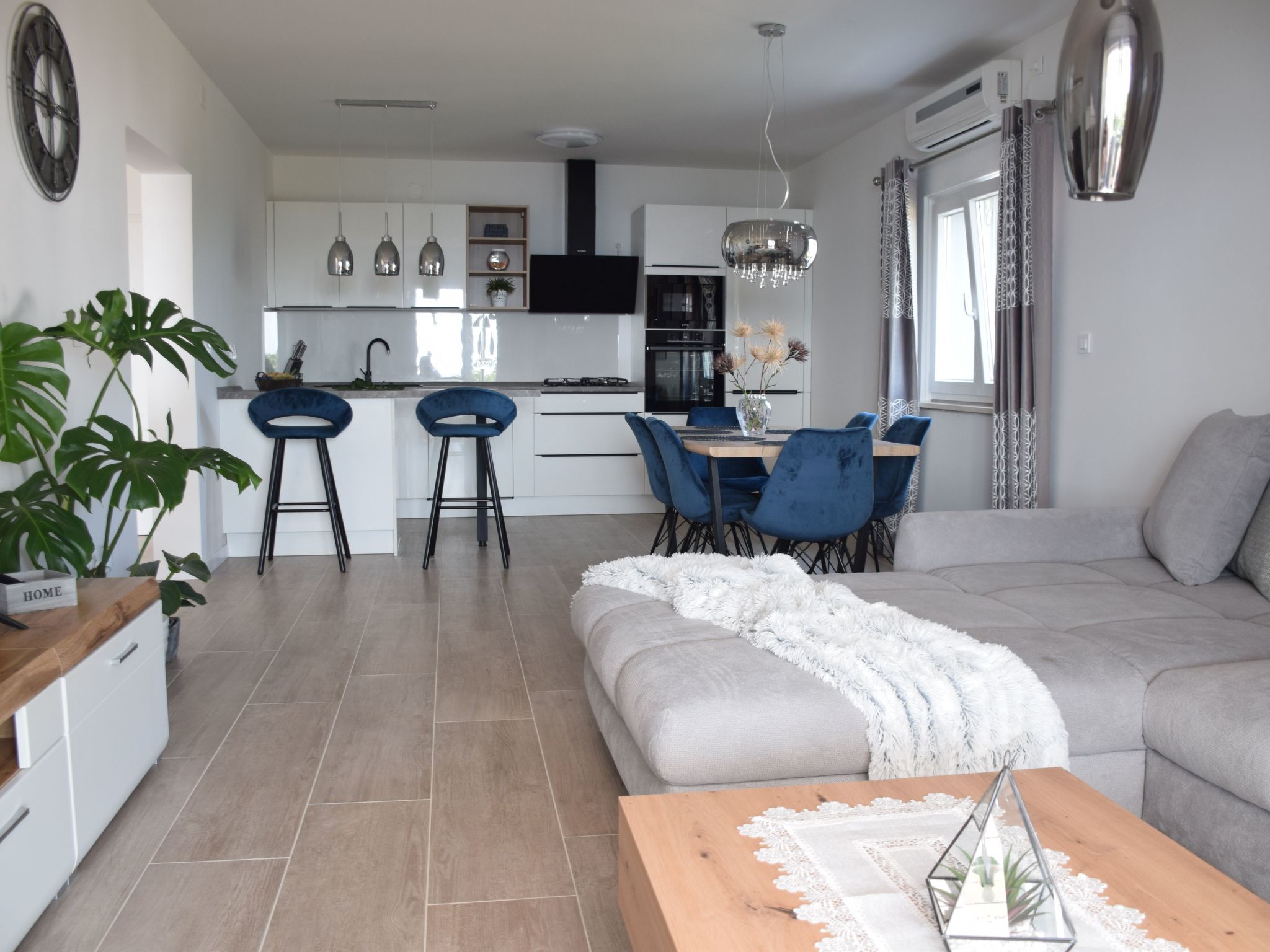 Mit Blick auf das Wasser-Drinnen