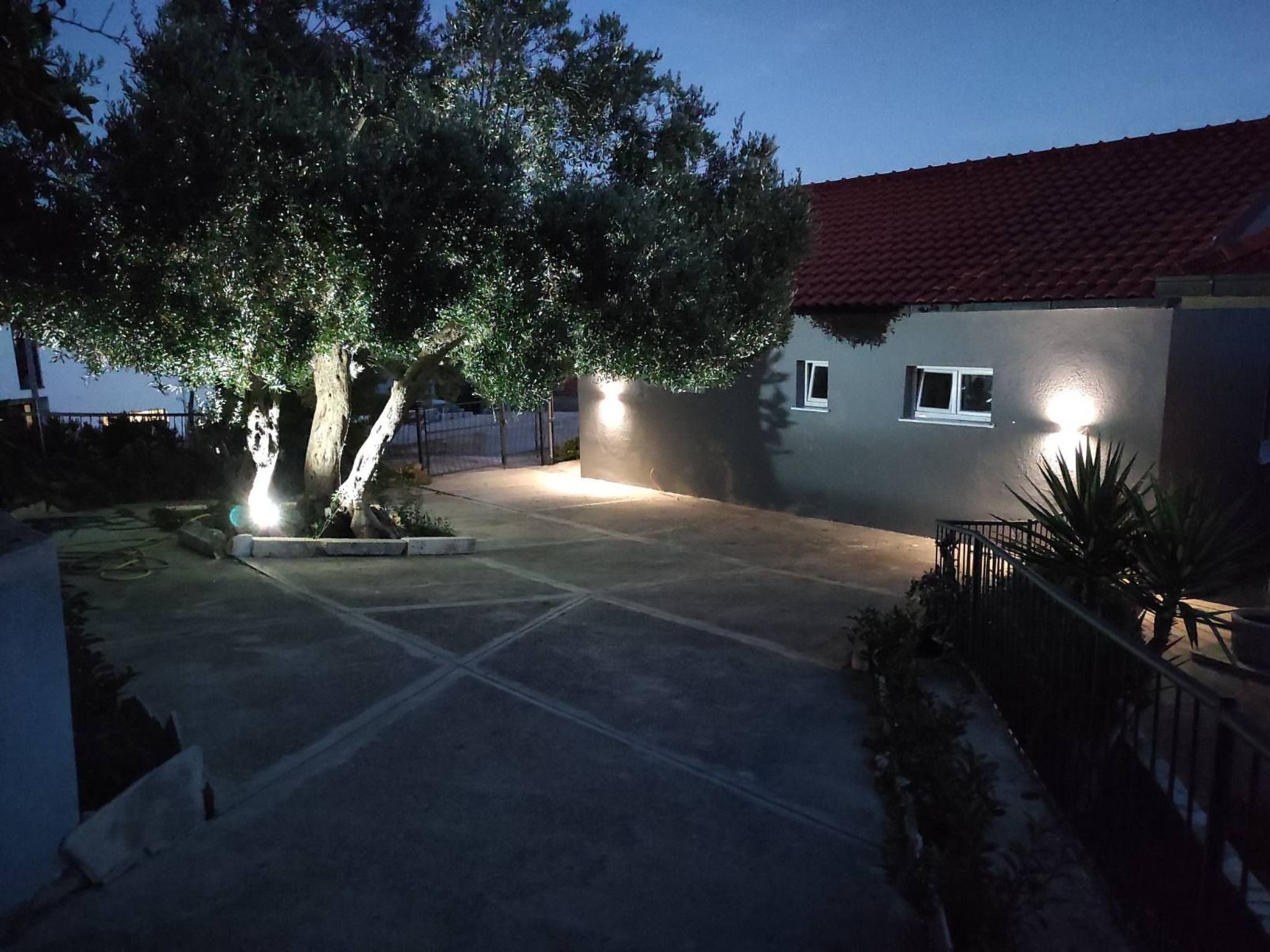 Mit Blick auf das Wasser-Draußen