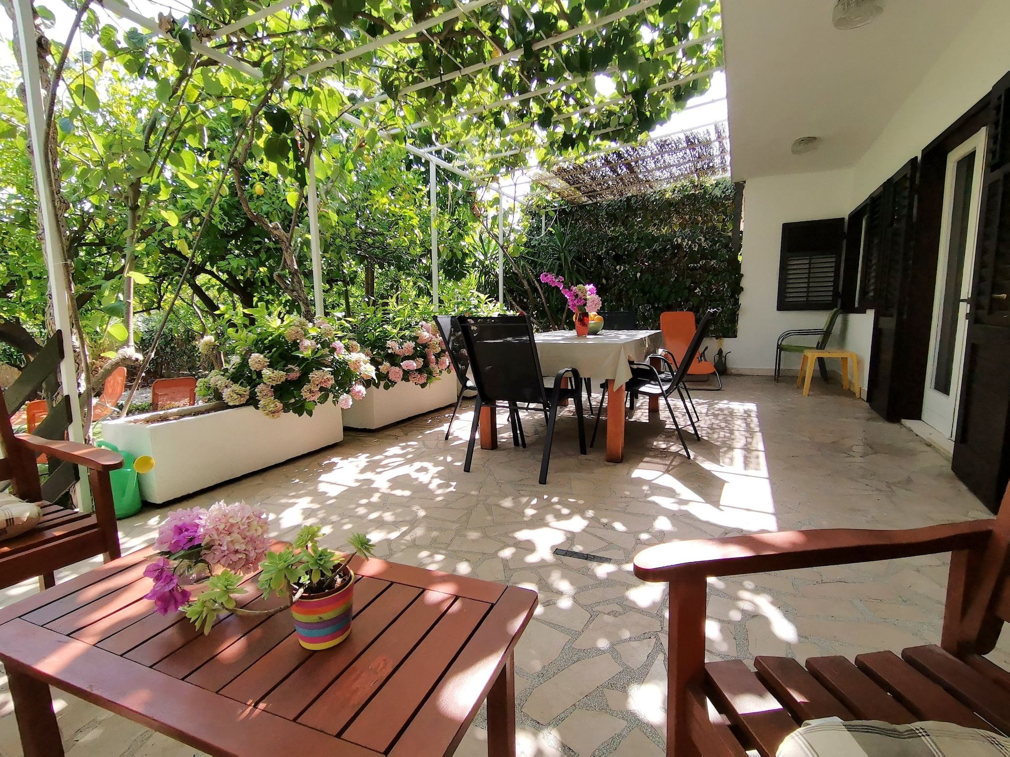 Karmen auf zwei Ebenen mit Garten-Binnen