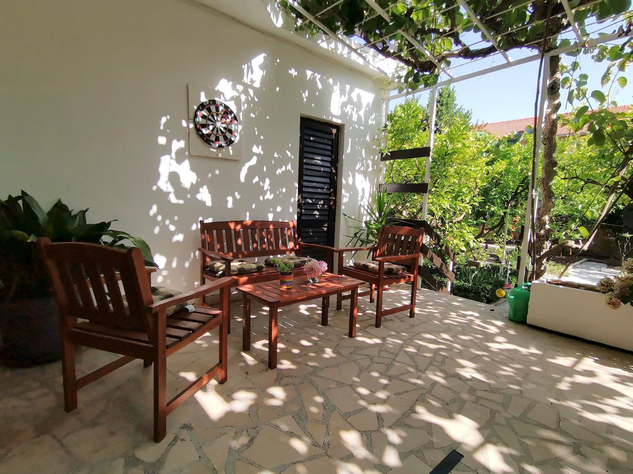 Karmen auf zwei Ebenen mit Garten-Binnen