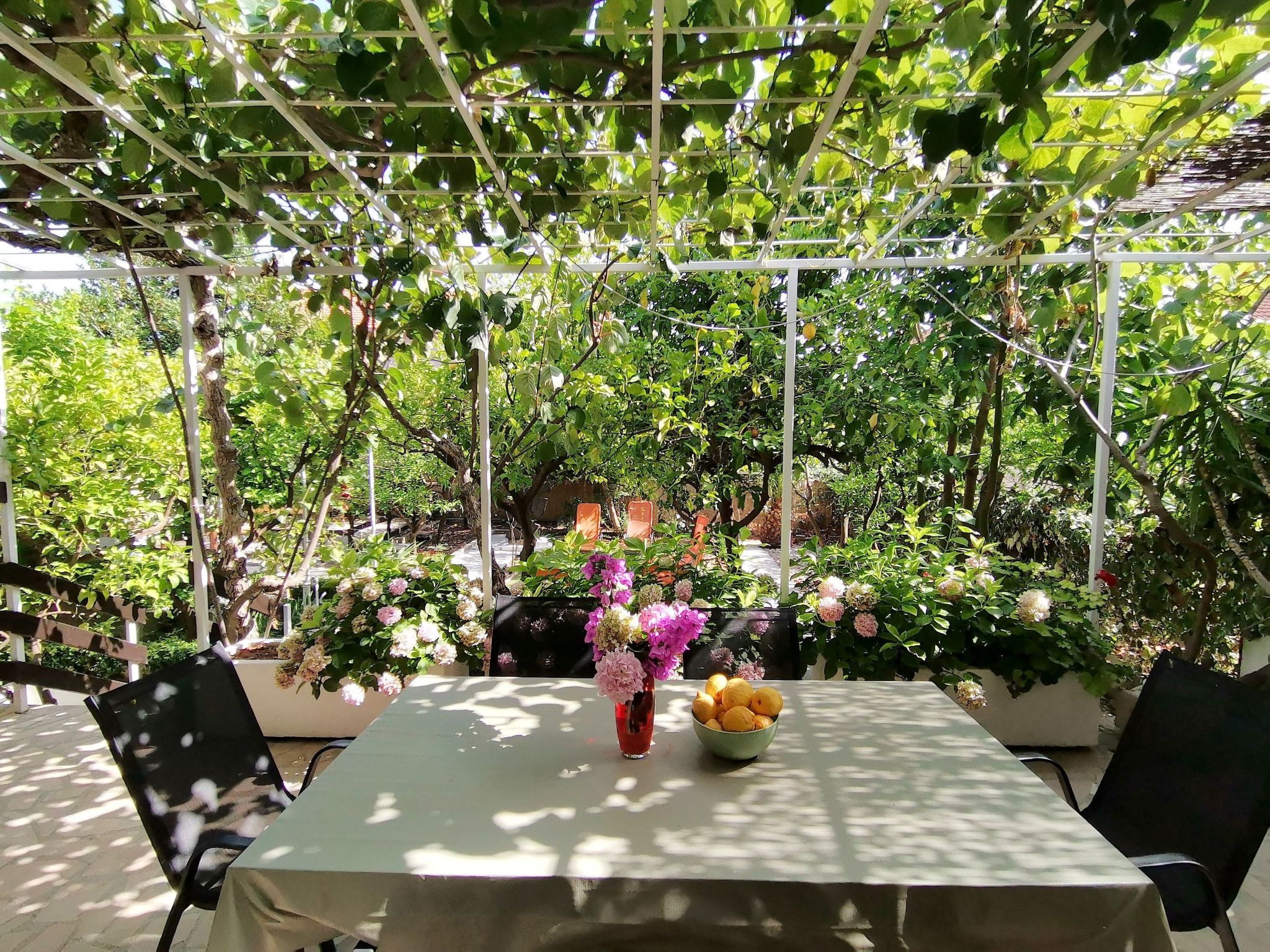 Karmen auf zwei Ebenen mit Garten-Binnen