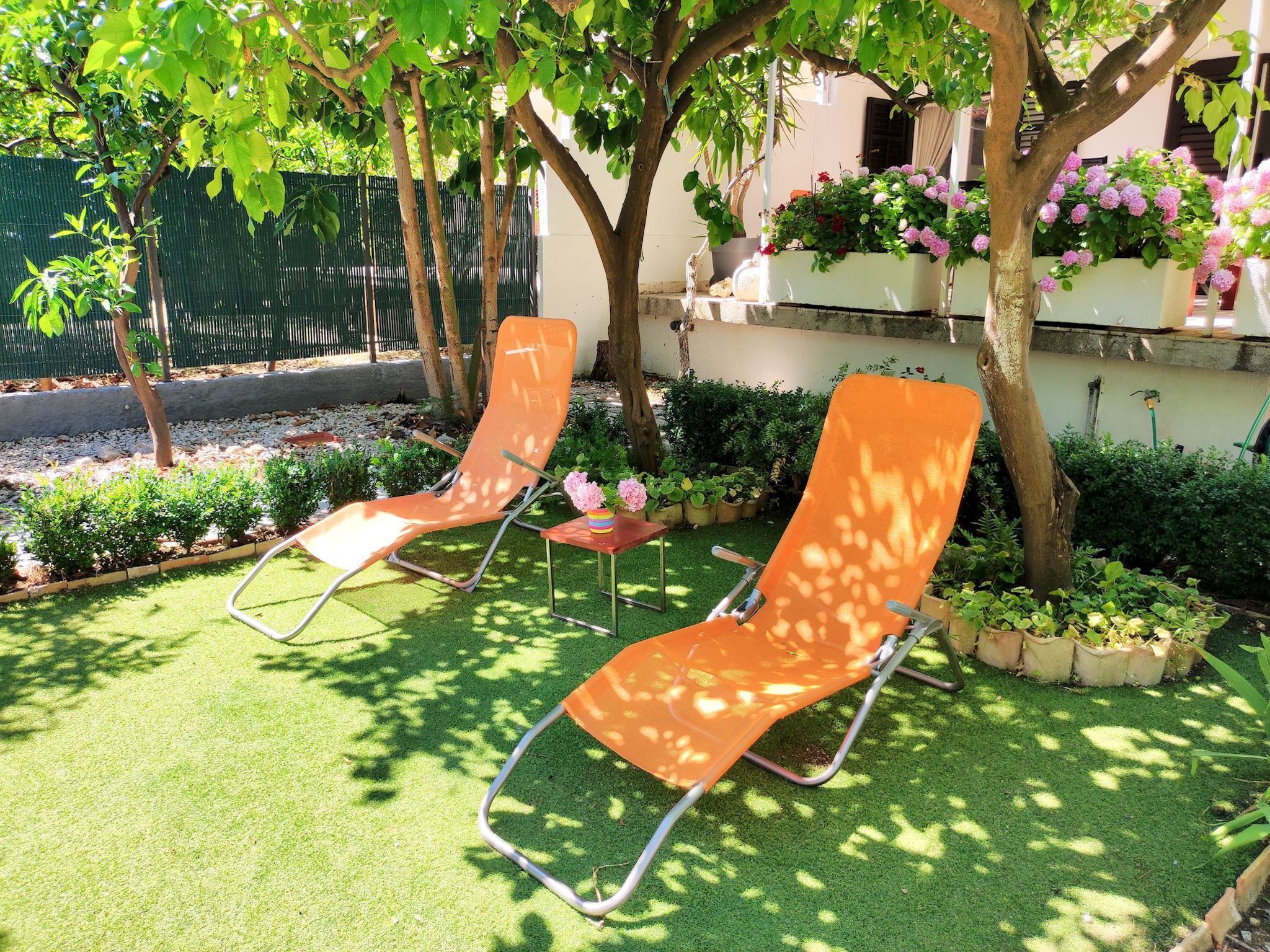 Karmen auf zwei Ebenen mit Garten-Binnen