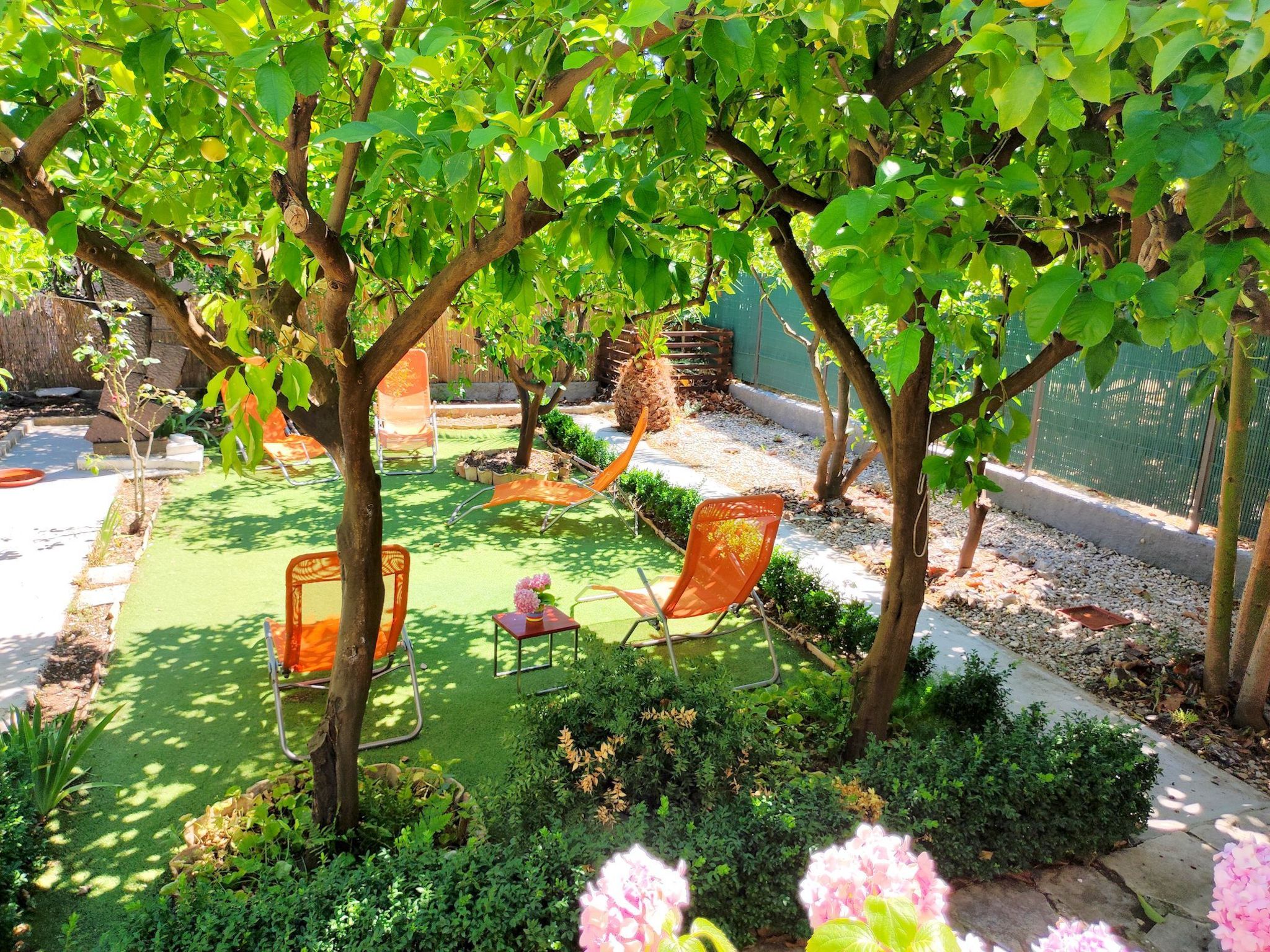 Karmen auf zwei Ebenen mit Garten-Binnen