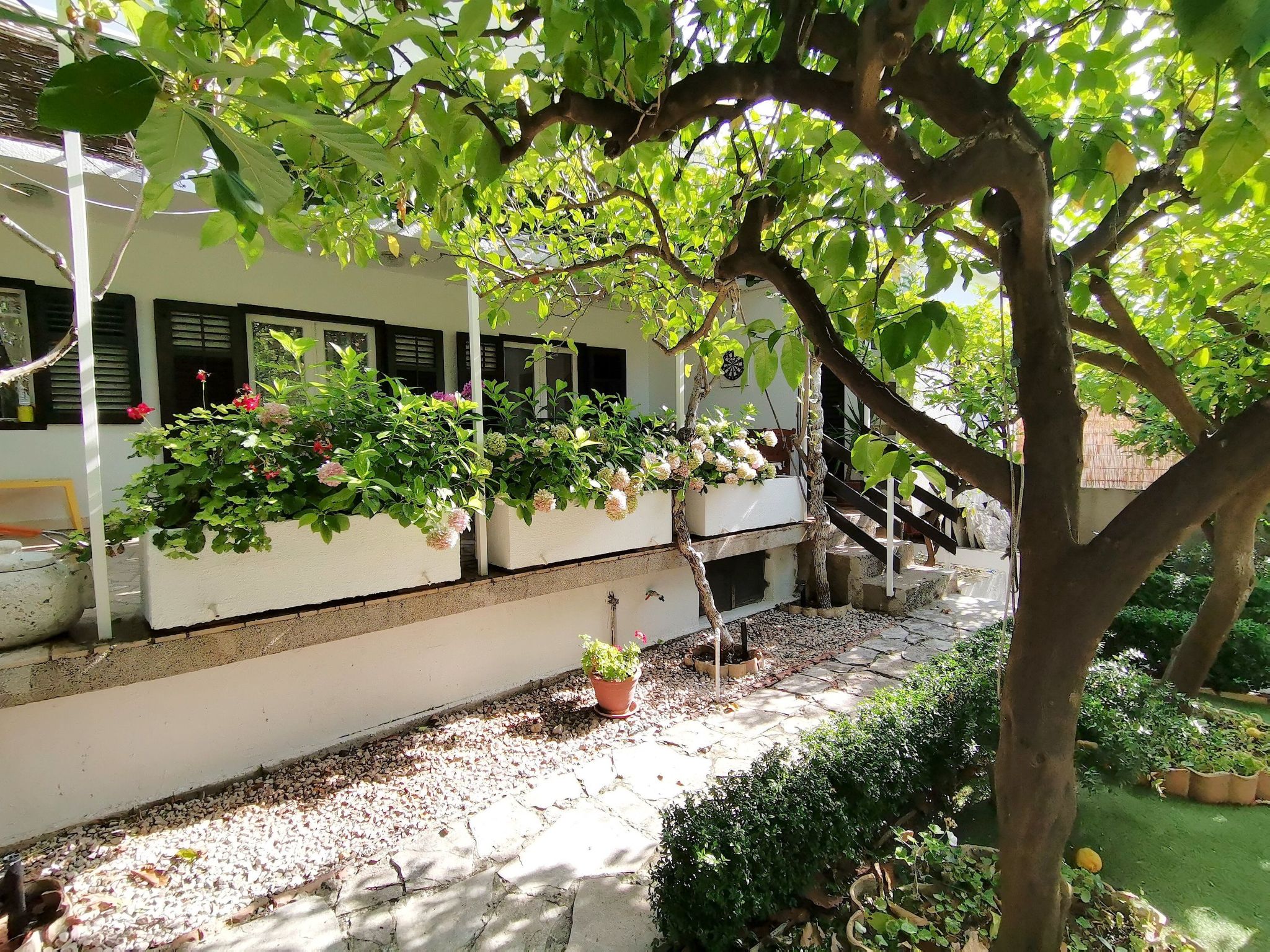 Karmen auf zwei Ebenen mit Garten-Binnen