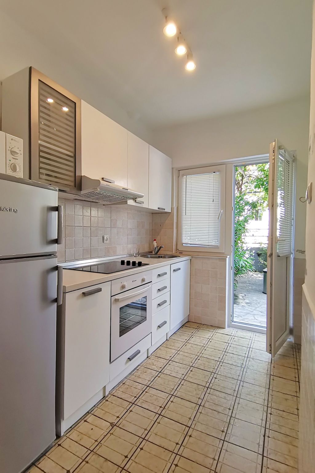 Karmen auf zwei Ebenen mit Garten-Binnen