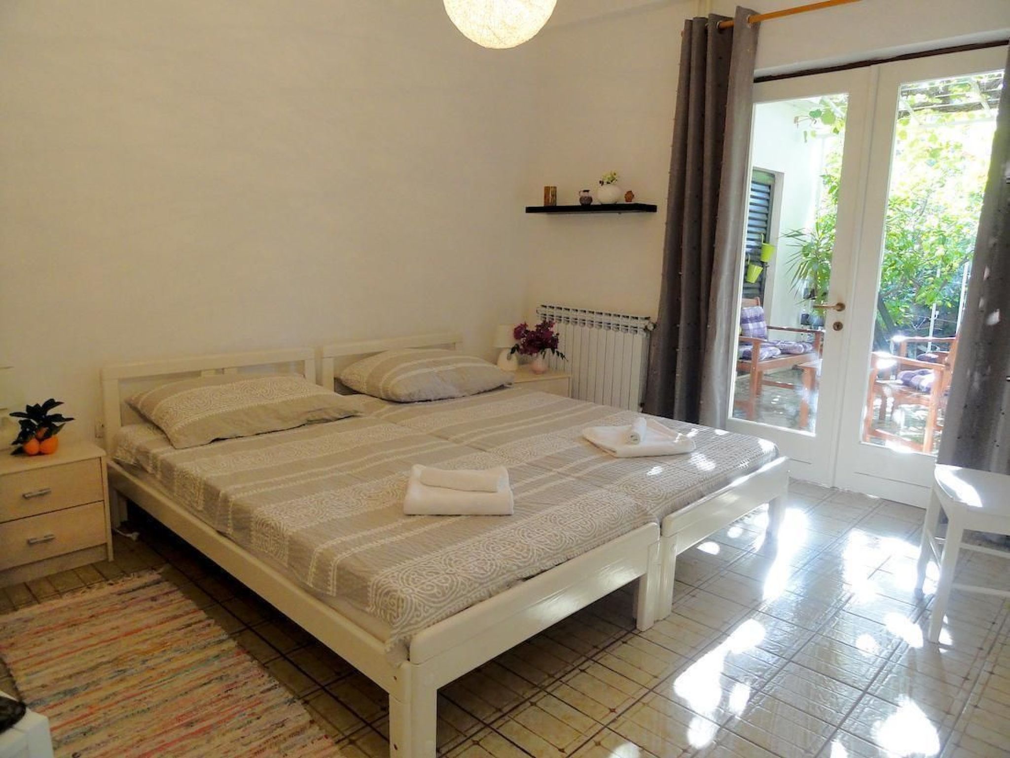 Karmen auf zwei Ebenen mit Garten-Inside