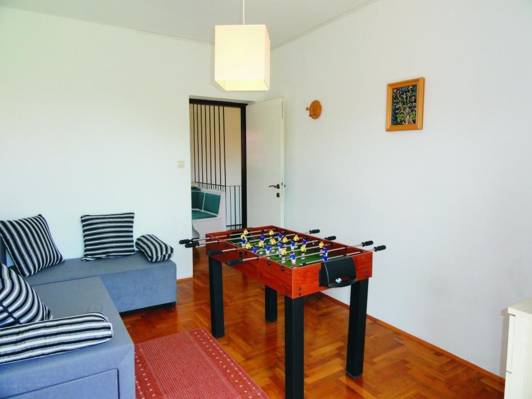 Karmen auf zwei Ebenen mit Garten