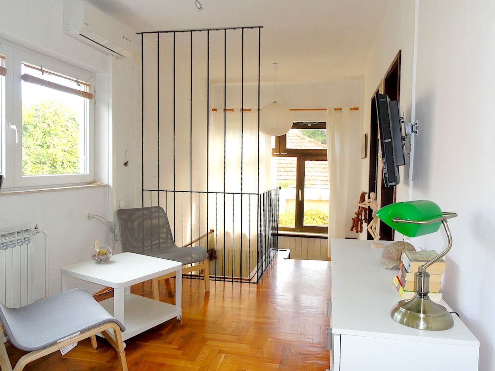 Karmen auf zwei Ebenen mit Garten-Inside