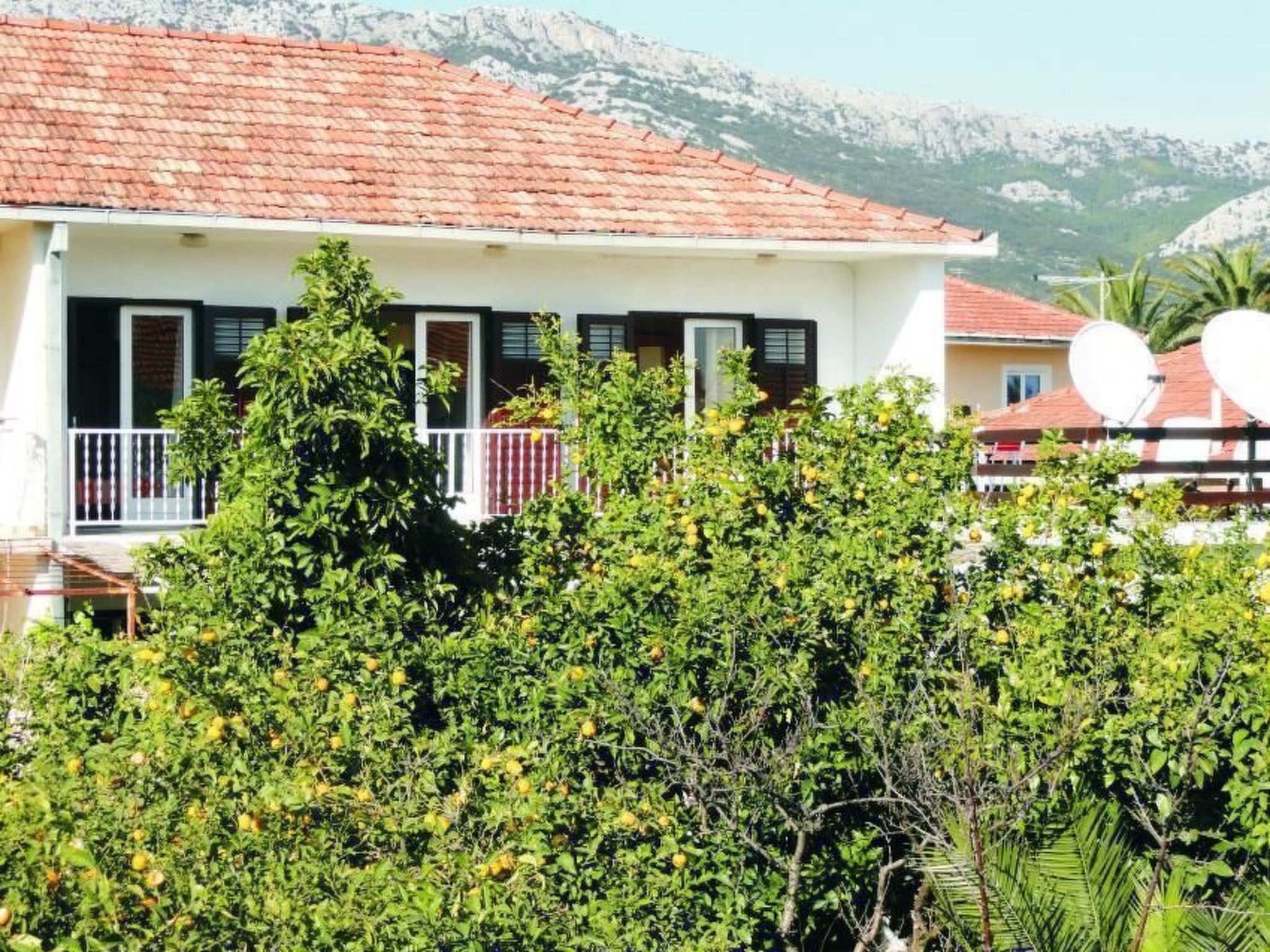 Karmen auf zwei Ebenen mit Garten-Binnen