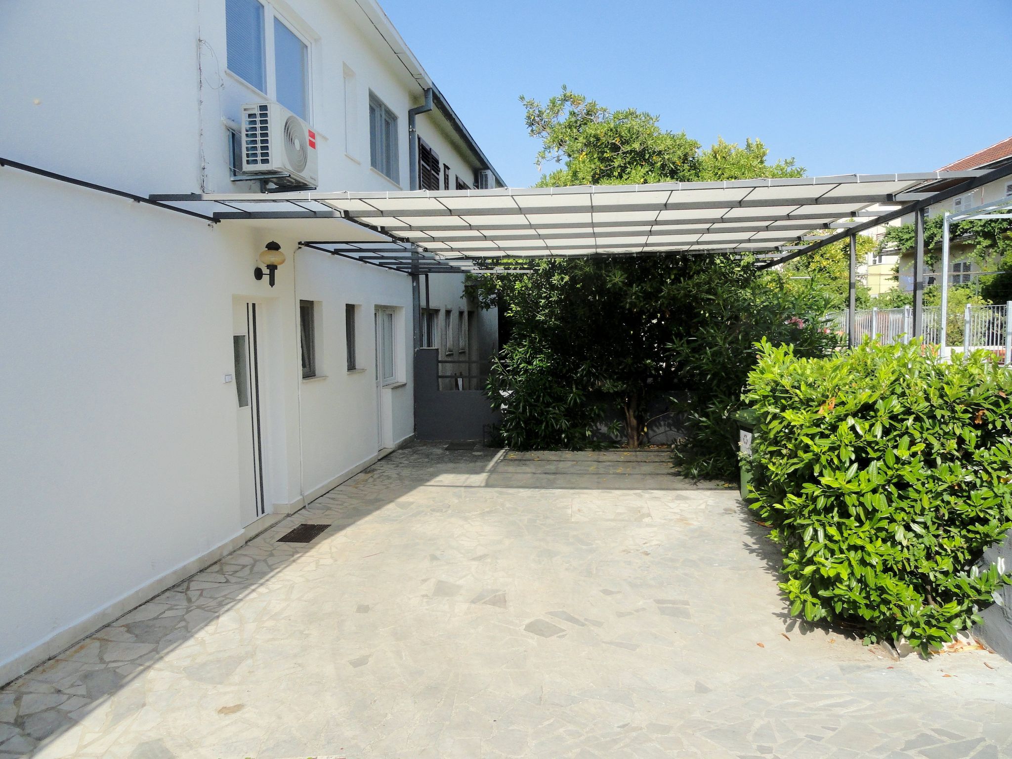 Karmen auf zwei Ebenen mit Garten-Binnen