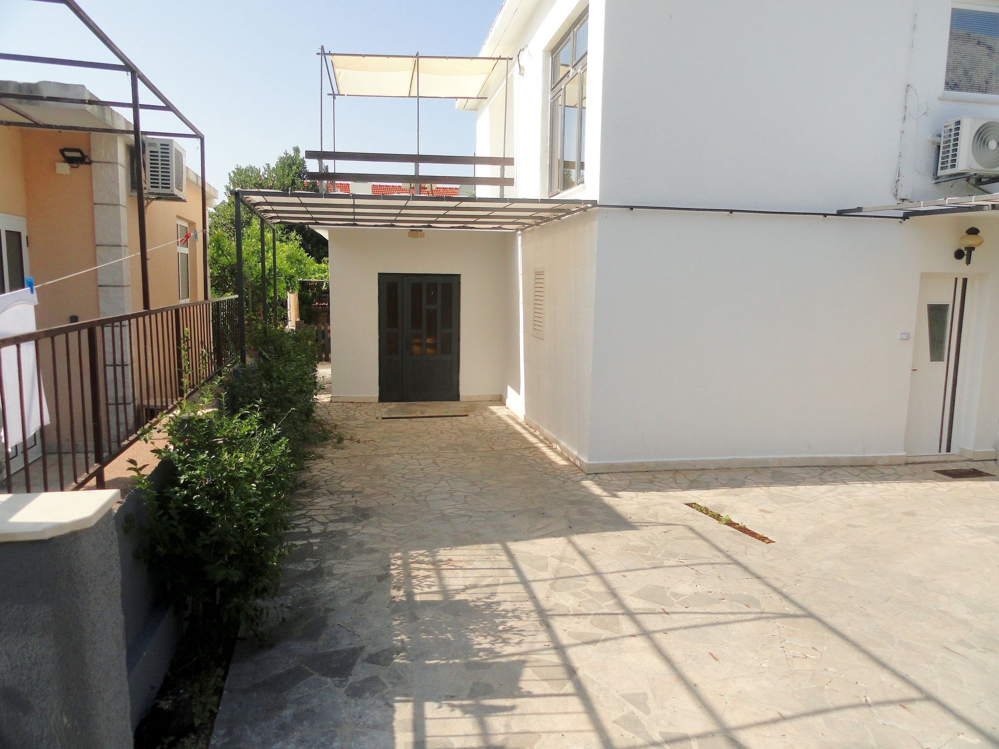 Karmen auf zwei Ebenen mit Garten-Binnen