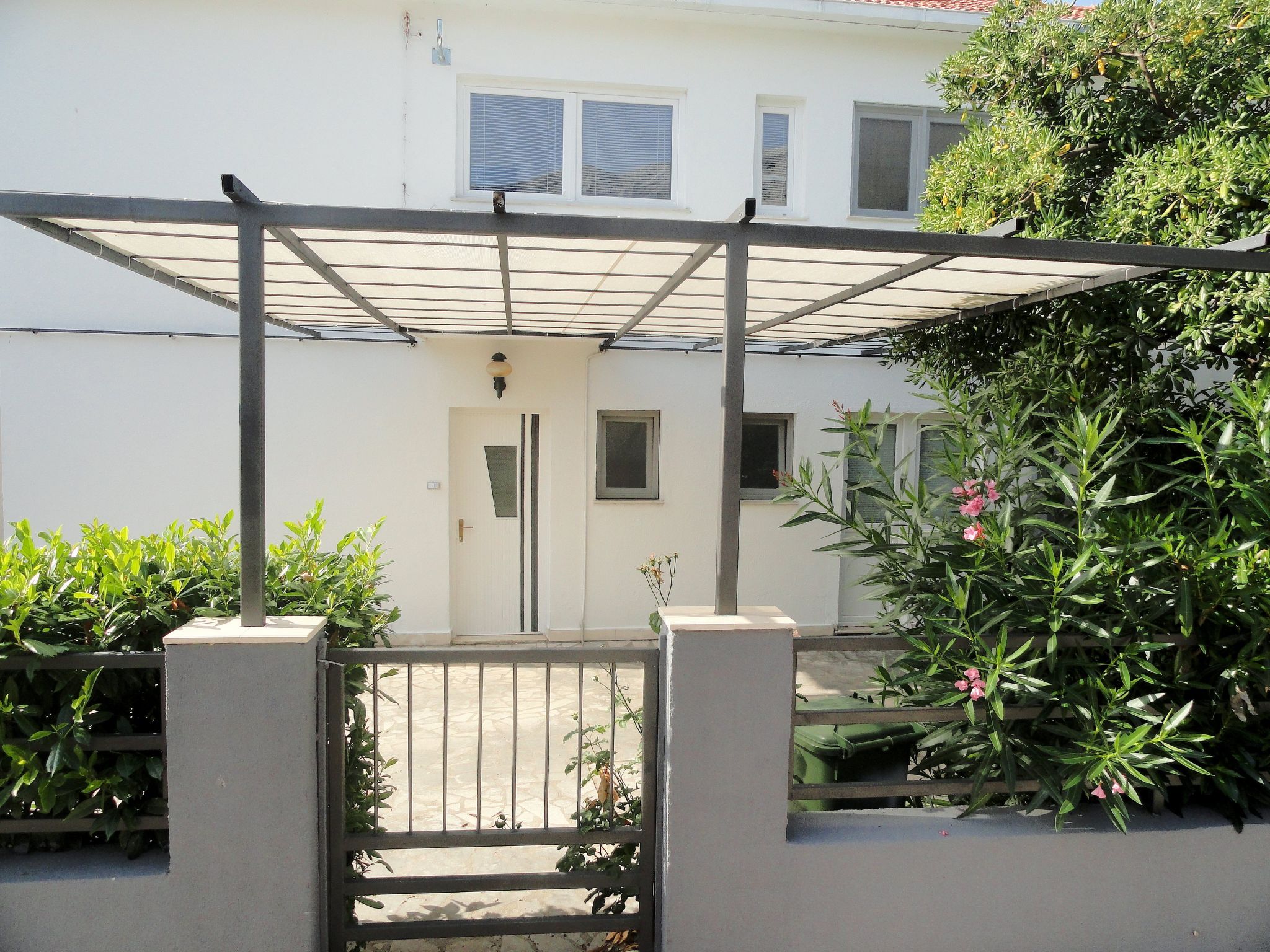 Karmen auf zwei Ebenen mit Garten-Binnen