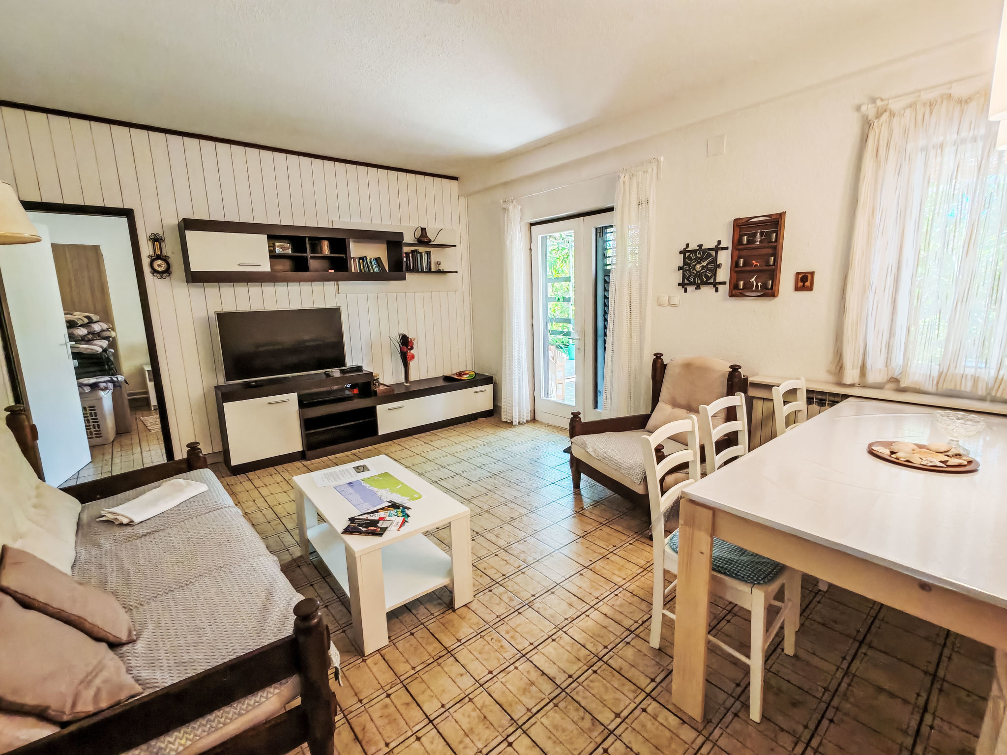 Maison Karmen auf zwei Ebenen mit Garten – Séjour, photo 15 sur 52