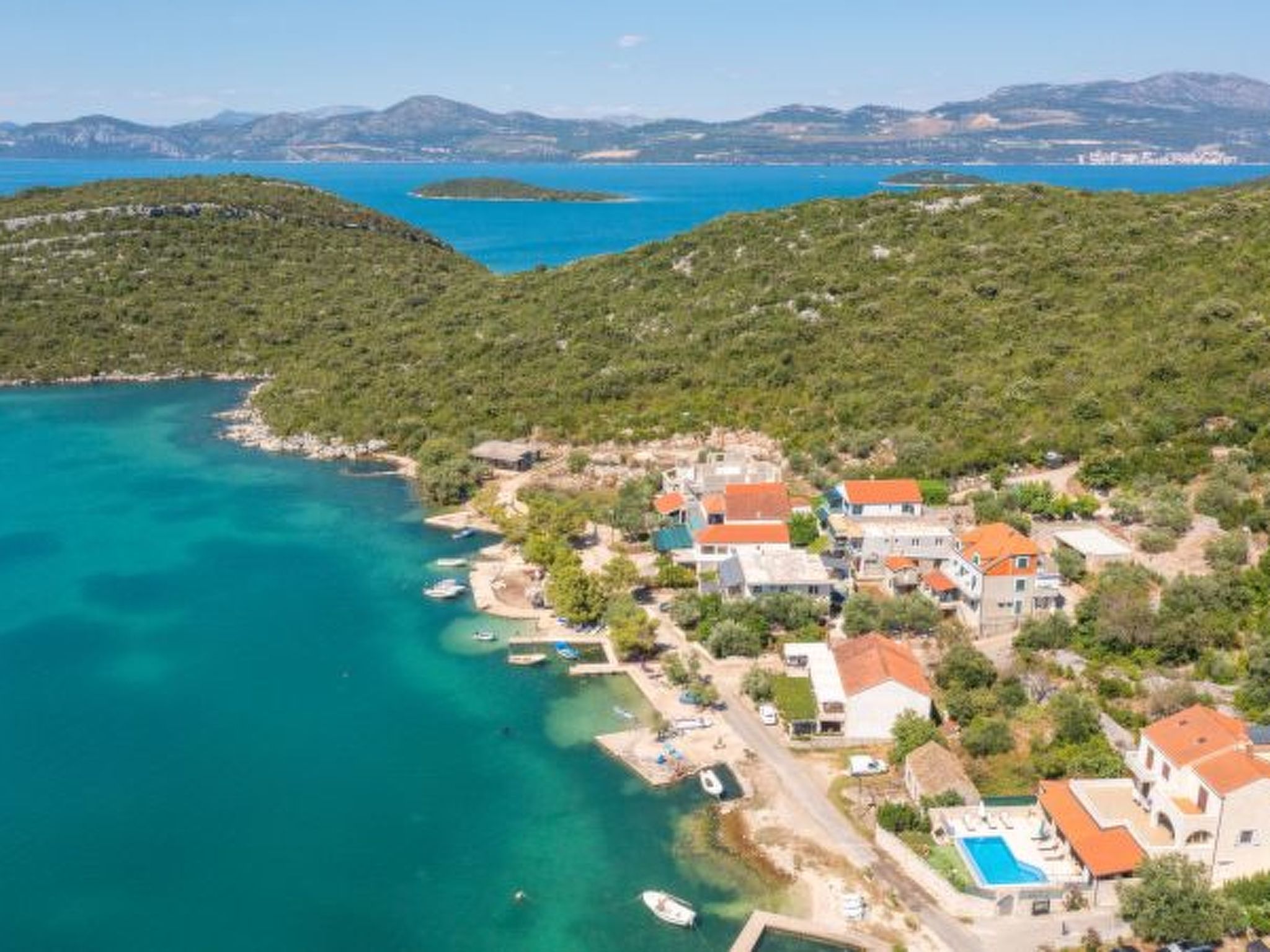 Beachfront Apartment house Hon with pool - Draußen