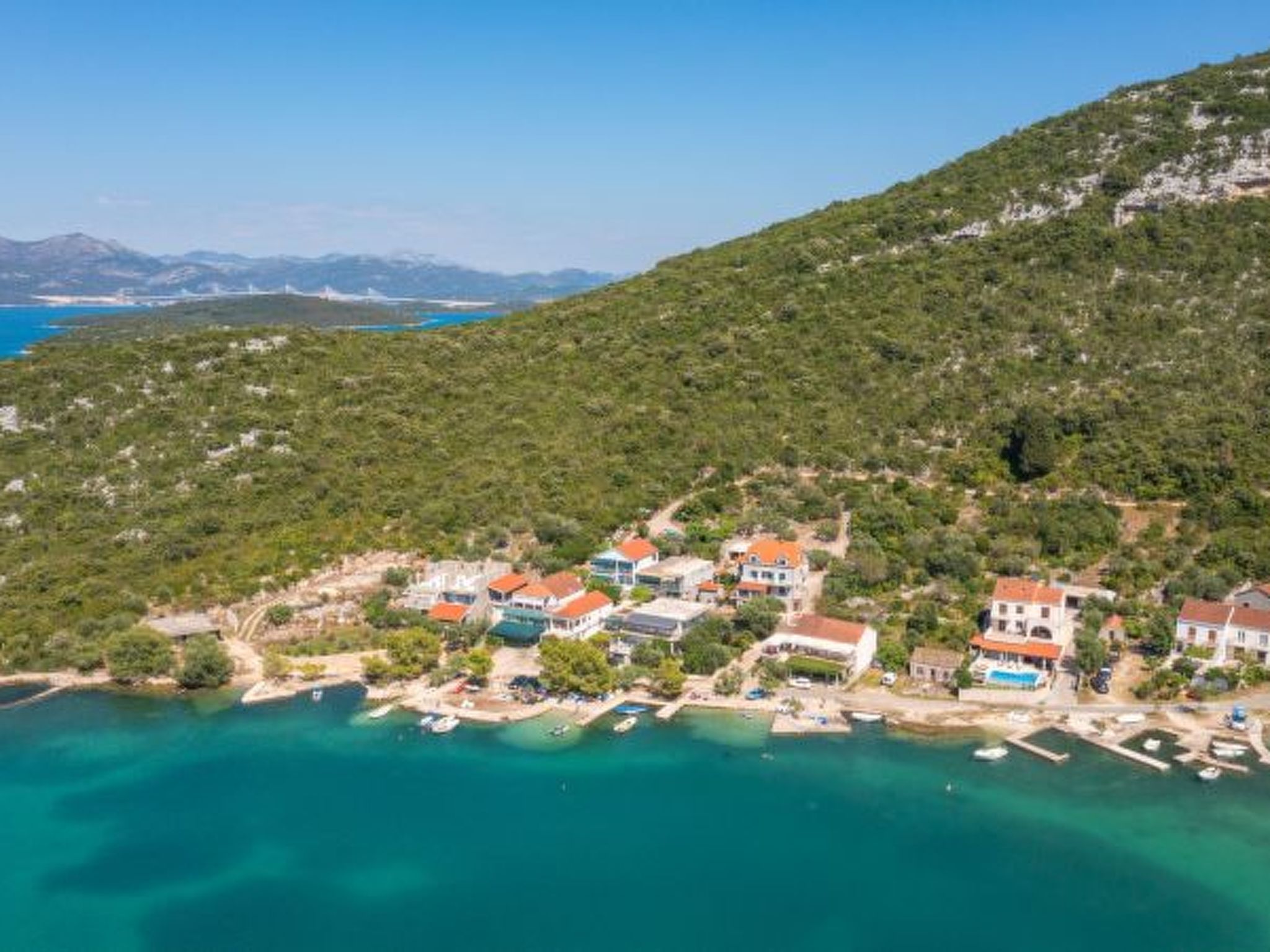 Beachfront Apartment house Hon with pool - Draußen