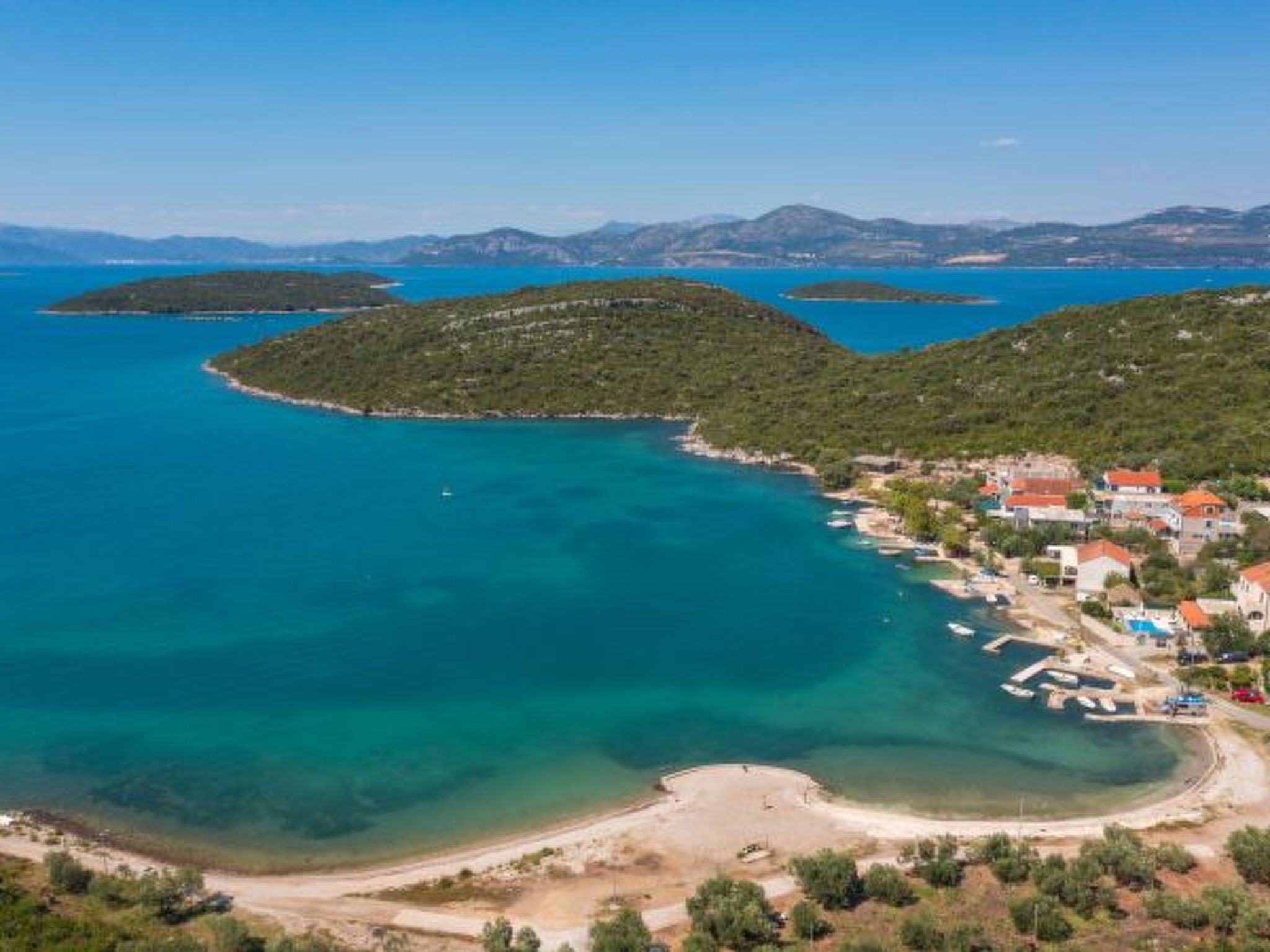 Beachfront Apartment house Hon with pool - Draußen